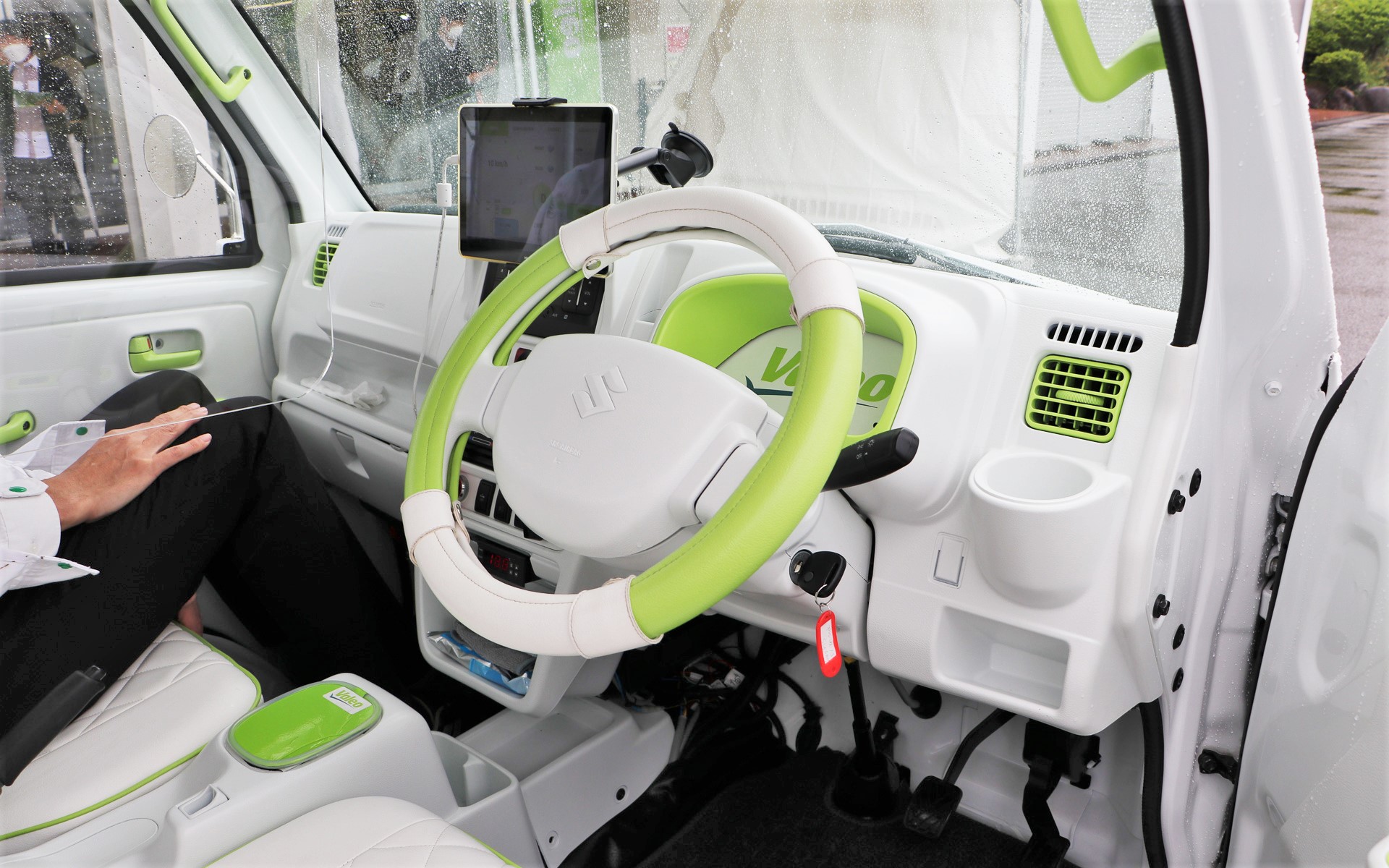 ノーマルのメーターは取り外されていて、タブレットに車速やバッテリ残量、モーター負荷など必要な情報が表示される。また、走行モードを「ECO」「POWER」と切り替えたり、2WDと4WDの切り替えも可能としている