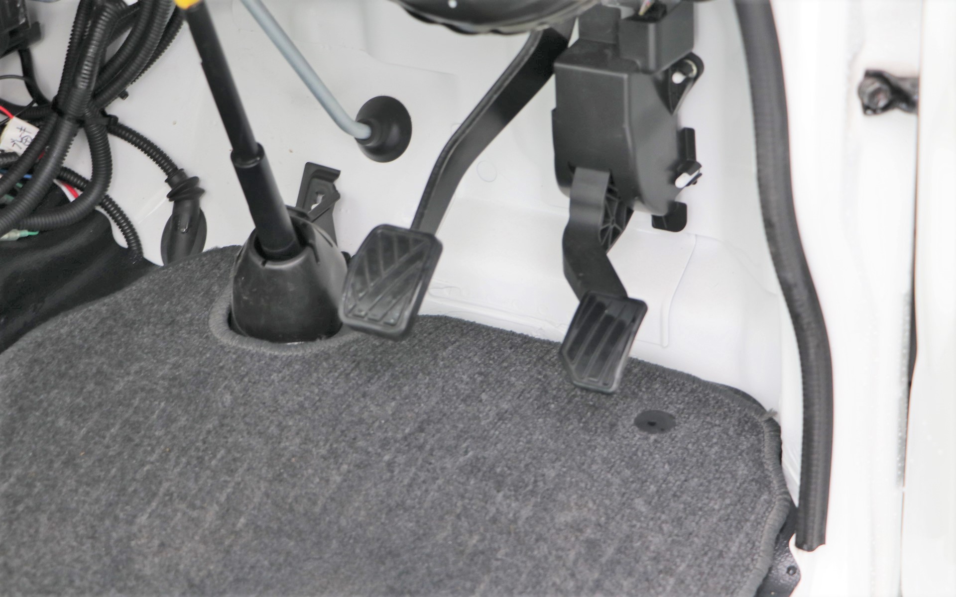 ノーマルのメーターは取り外されていて、タブレットに車速やバッテリ残量、モーター負荷など必要な情報が表示される。また、走行モードを「ECO」「POWER」と切り替えたり、2WDと4WDの切り替えも可能としている