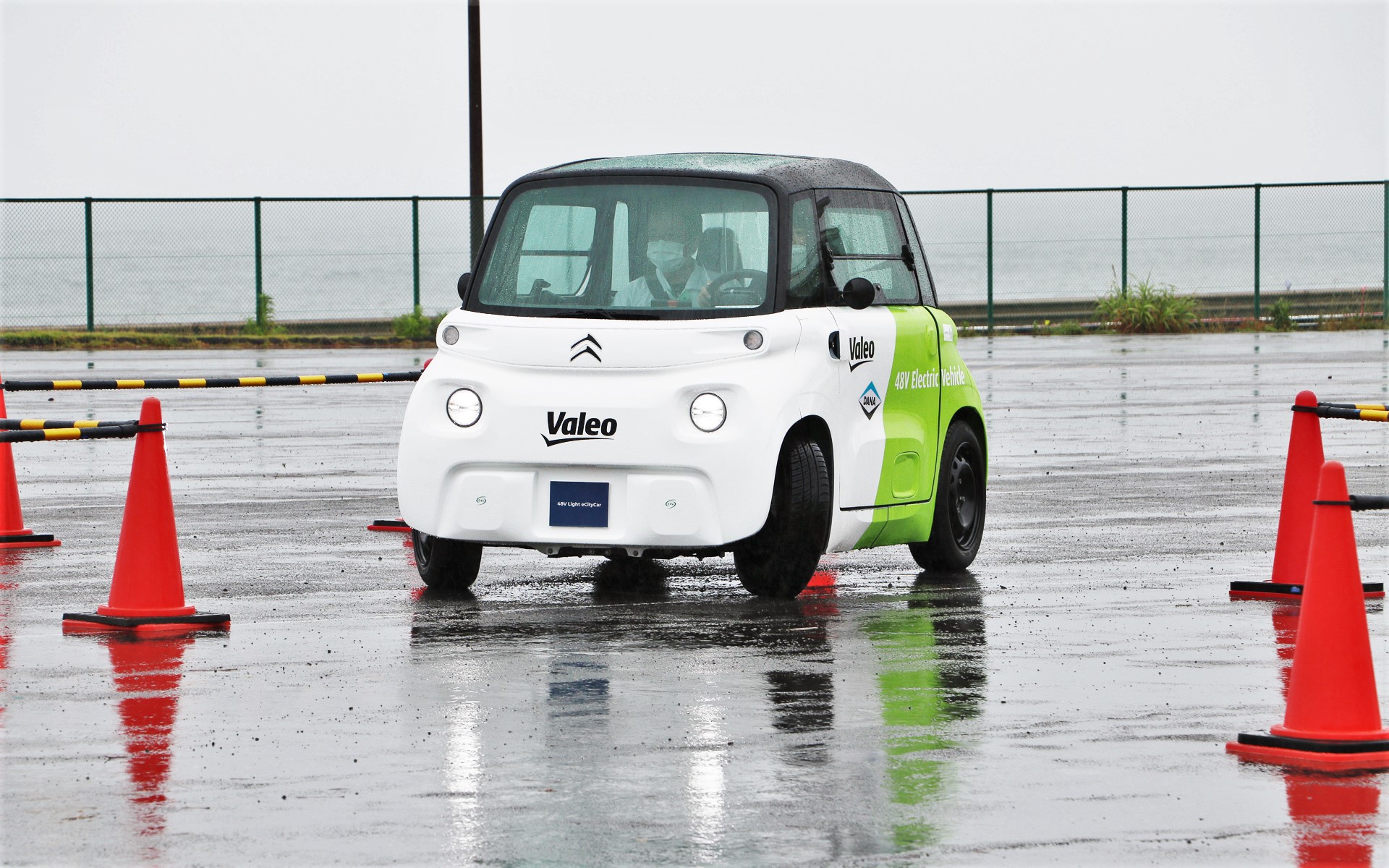 2名乗車のコンパクトEVにちょうどいいサイズ感のeAccess