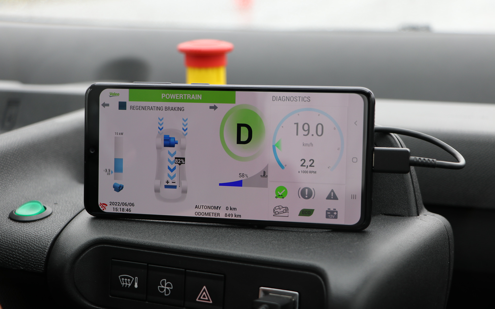 スマホの画面では速度やバッテリ残量、モーター負荷などが確認できる
