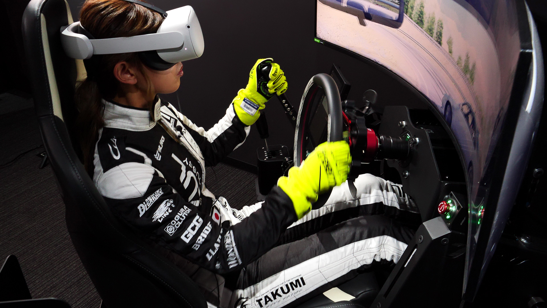 VRヘッドセットと、TSK製の可動型筐体「Transcube Pro」で追走に挑む紗弥加さん。こちらはすぐに自分のドリフト感覚とアジャストできた模様。ミリ単位での追走を行なっていた