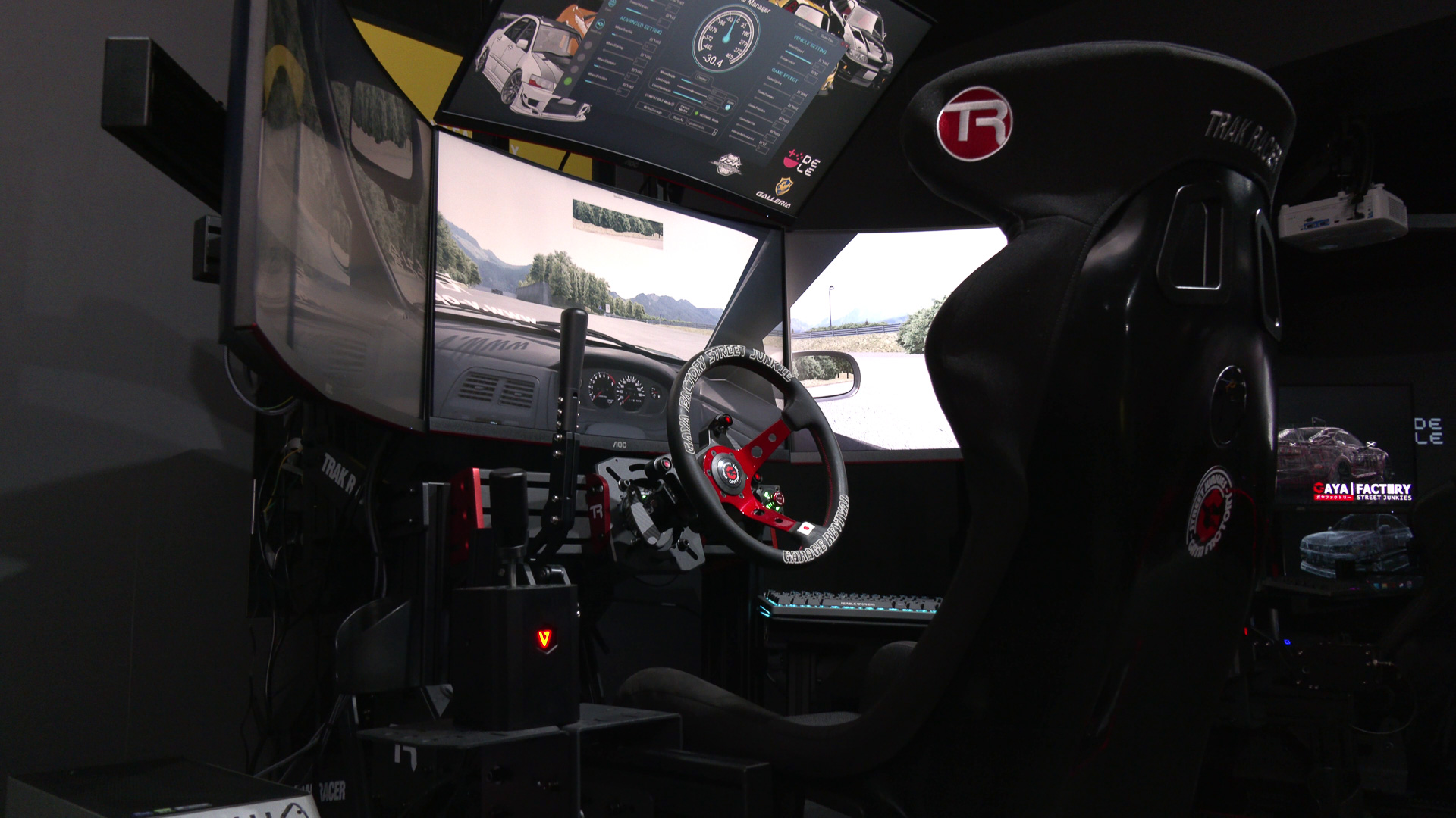 4画面マルチモニタの第12世代 インテル Core プロセッサー搭載レーシングシミュレータ。PCとしては、ドスパラがプロデュースするゲーミングパソコン「GALLERIA（ガレリア）」が全面的に導入されている