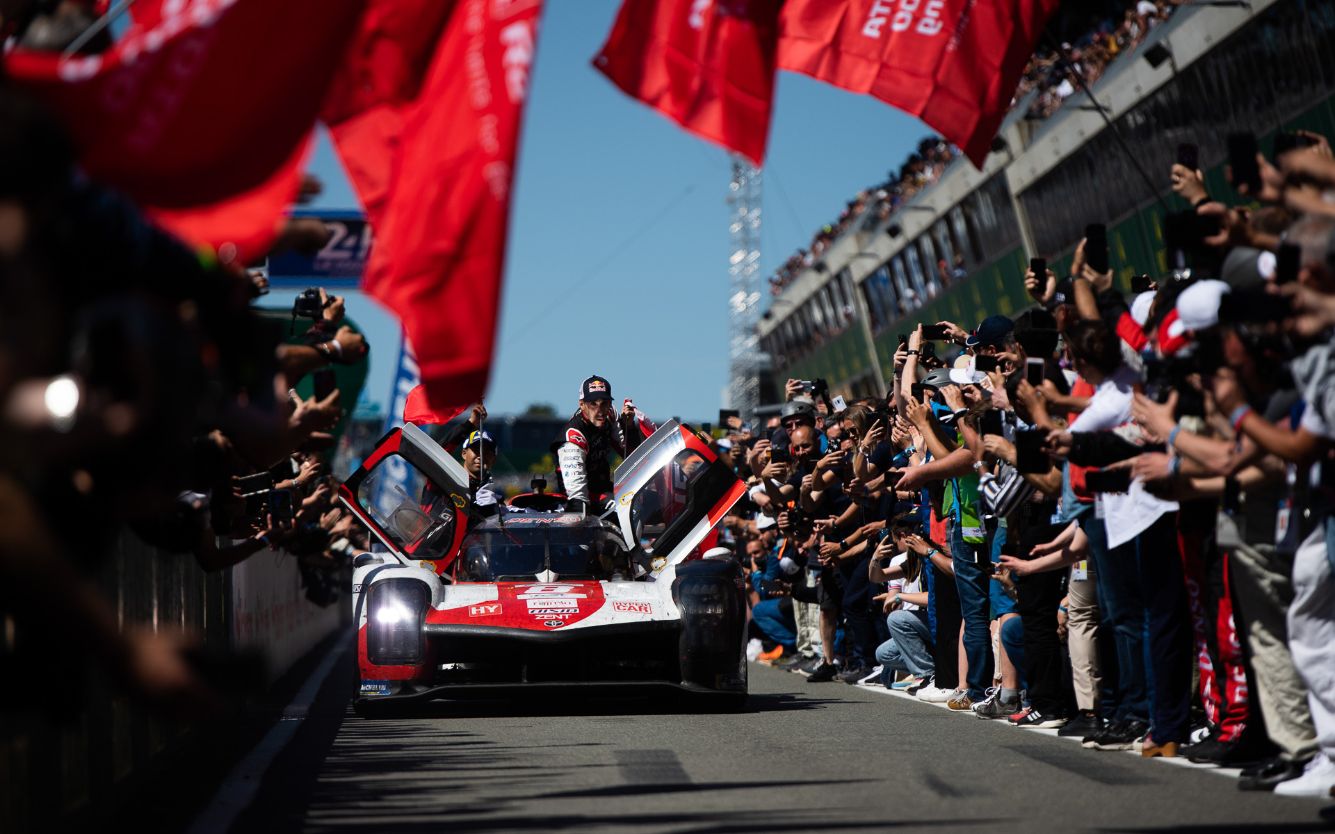 計5177kmを走りぬいて8号車が優勝、7号車が2位とGR010 HYBRIDが1-2フィニッシュ