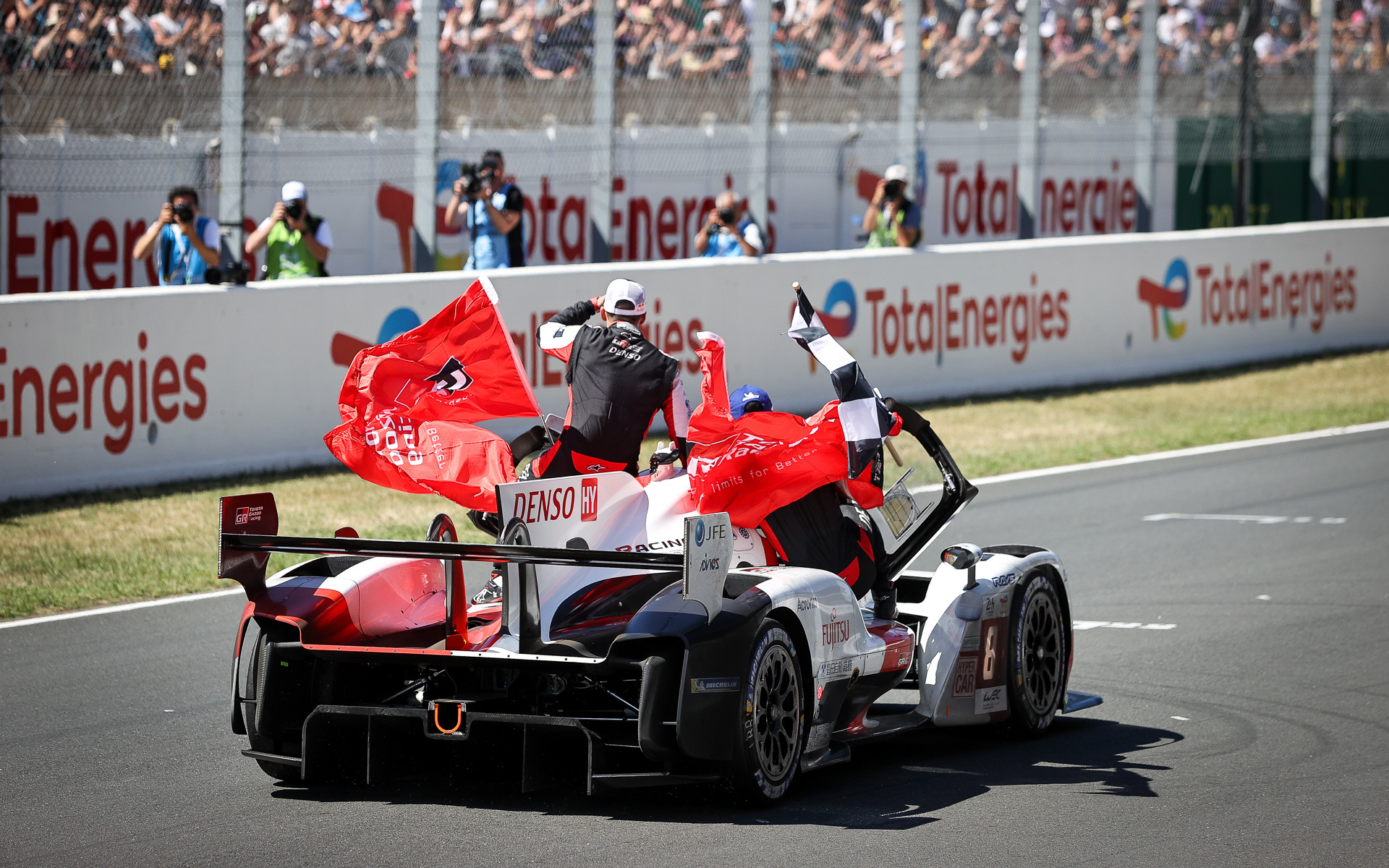 計5177kmを走りぬいて8号車が優勝、7号車が2位とGR010 HYBRIDが1-2フィニッシュ