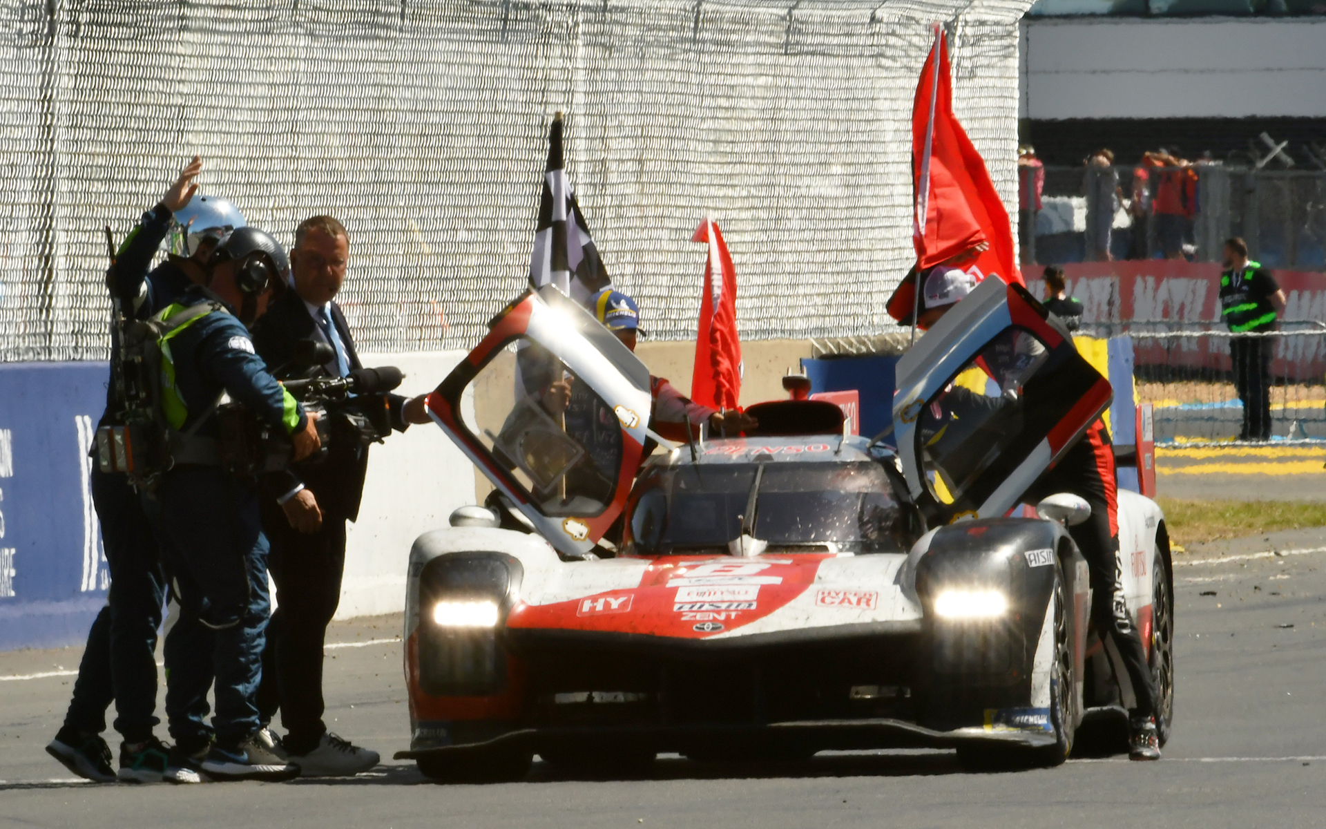 計5177kmを走りぬいて8号車が優勝、7号車が2位とGR010 HYBRIDが1-2フィニッシュ
