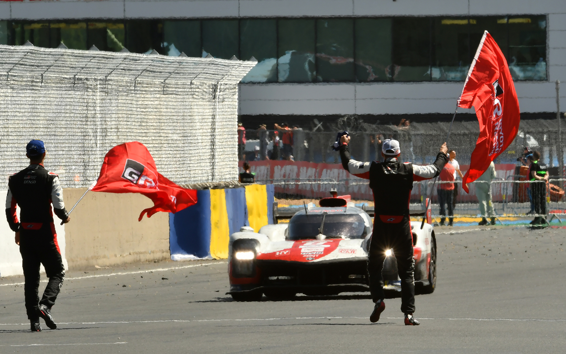 計5177kmを走りぬいて8号車が優勝、7号車が2位とGR010 HYBRIDが1-2フィニッシュ