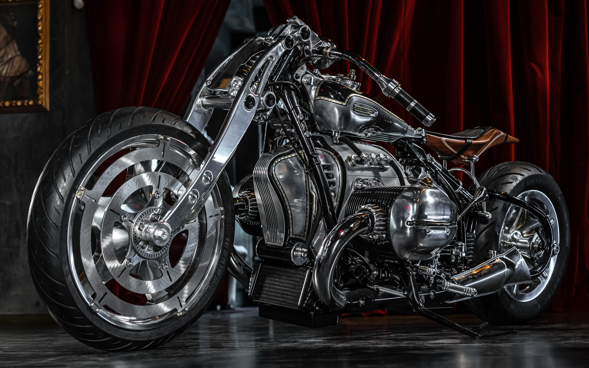 BMW Motorradの大型クルーザーバイク「R18」をヴィンテージ風にカスタマイズした「R18 Magnifica」