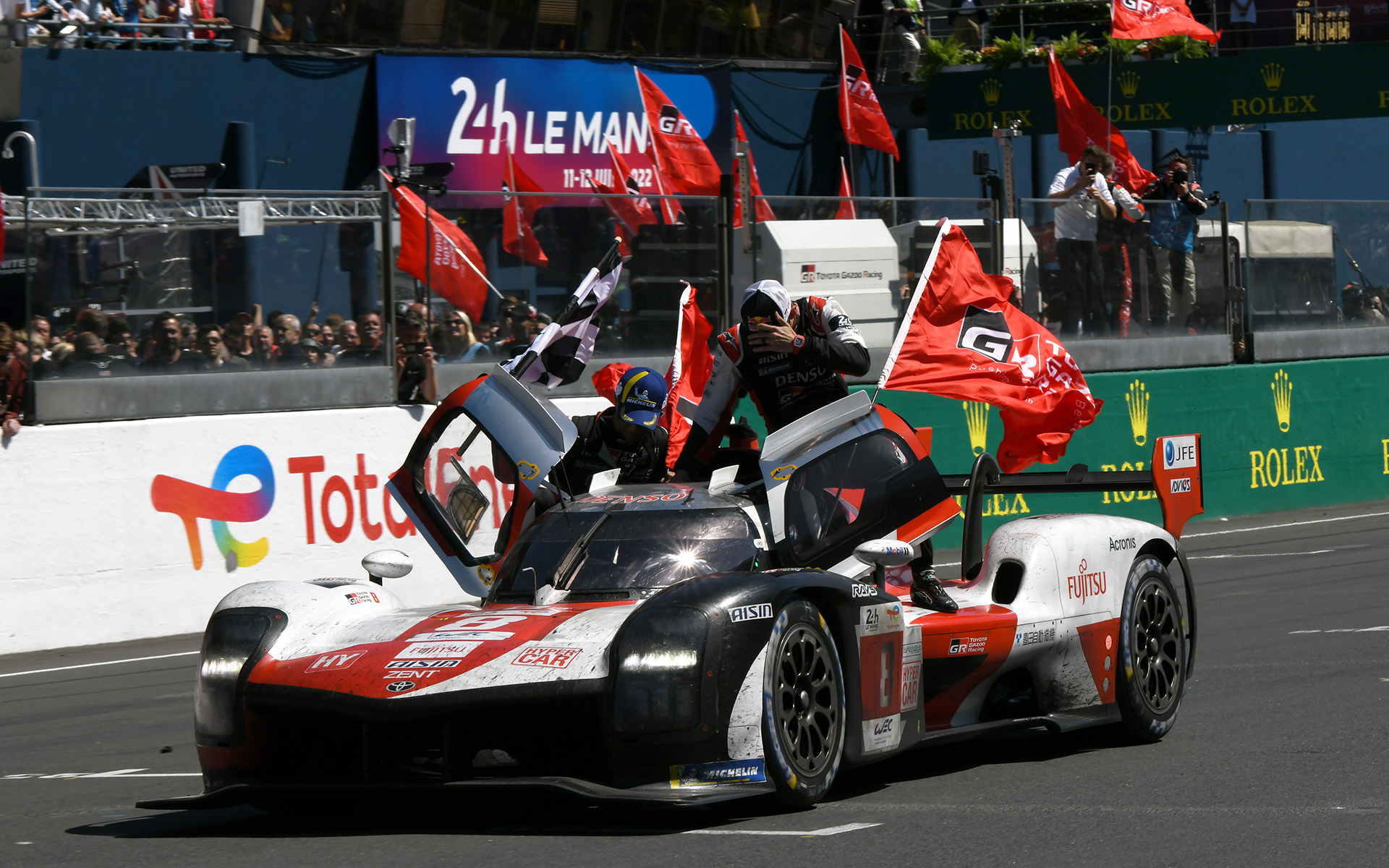 セバスチャン・ブエミ選手、ブレンドン・ハートレー選手、平川亮選手の3名が駆るGR010 HYBRID 8号車