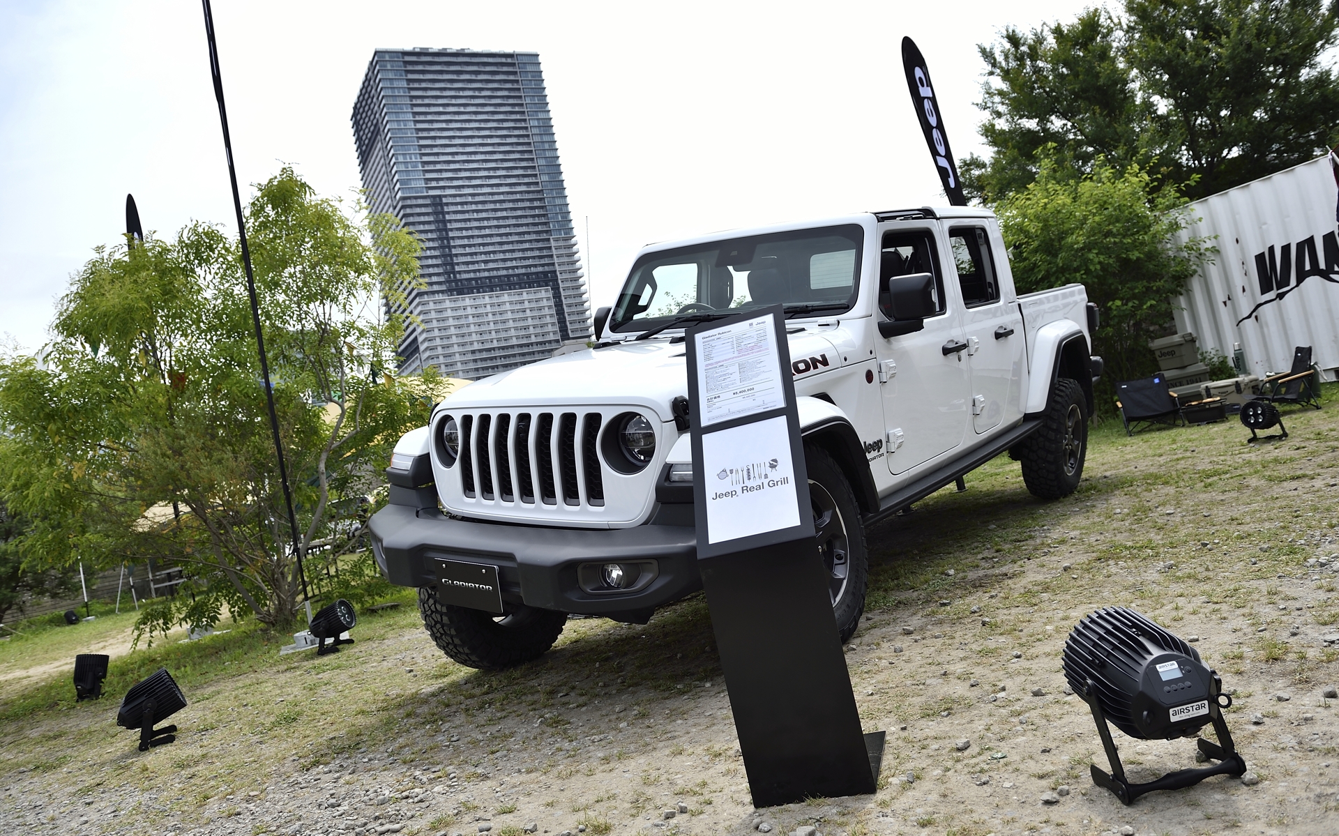 新型グラディエーターは5人乗りが可能なキャビン後方にベッド（荷台）を備えるピックアップトラック。最大積載量は250kgを誇る。パワートレーンは最高出力209kW（284PS）/6400rpm、最大トルク347Nm（35.4kgfm）/4100rpmを発生するV型6気筒DOHC 3.6リッターエンジンと、8速ATの組み合わせ