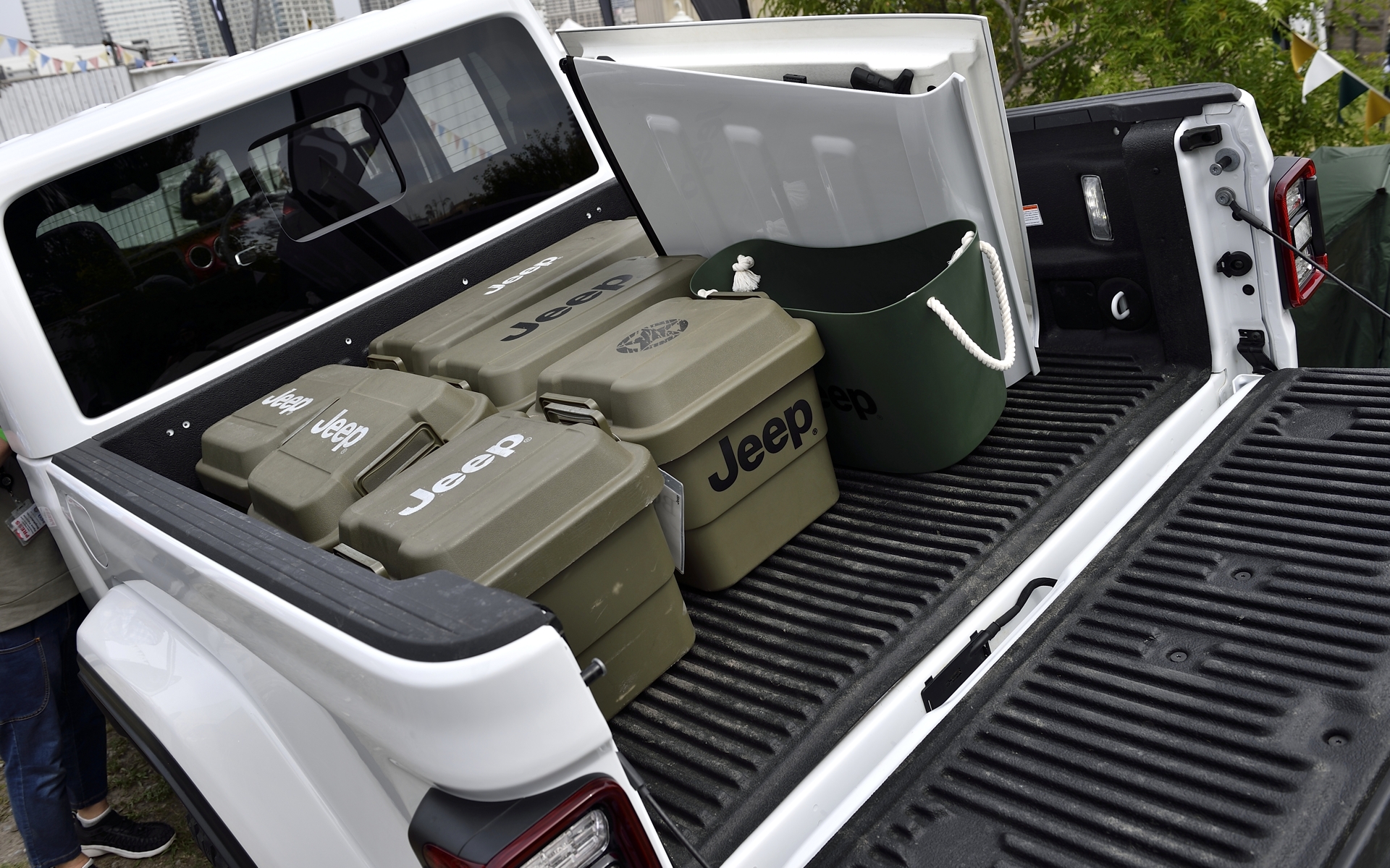 新型グラディエーターは5人乗りが可能なキャビン後方にベッド（荷台）を備えるピックアップトラック。最大積載量は250kgを誇る。パワートレーンは最高出力209kW（284PS）/6400rpm、最大トルク347Nm（35.4kgfm）/4100rpmを発生するV型6気筒DOHC 3.6リッターエンジンと、8速ATの組み合わせ