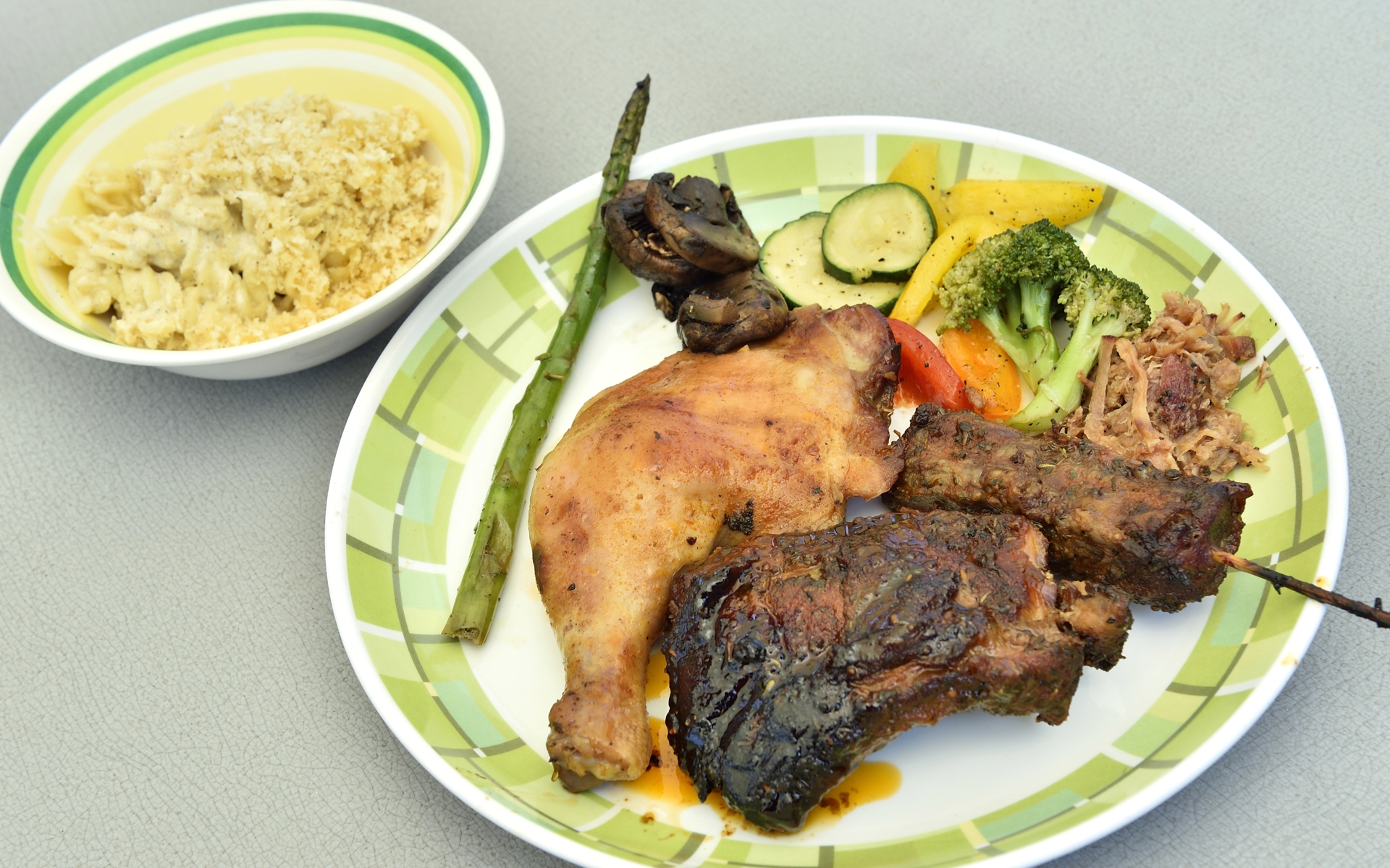 アメリカンBBQのメニューはポークリブ、プルドポーク、ビーフリブアイフィンガー、チキン、マカロニ＆チーズに、色鮮やかなグリル野菜