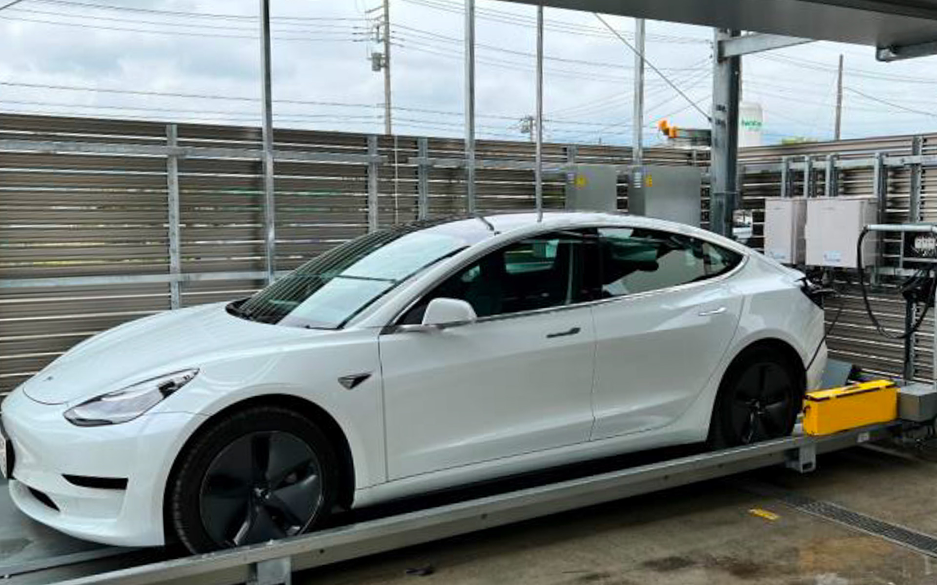 ユアスタンドがニッパツパーキングシステムズ製機械式駐車場の全パレット対応EV充電器の採用を決定