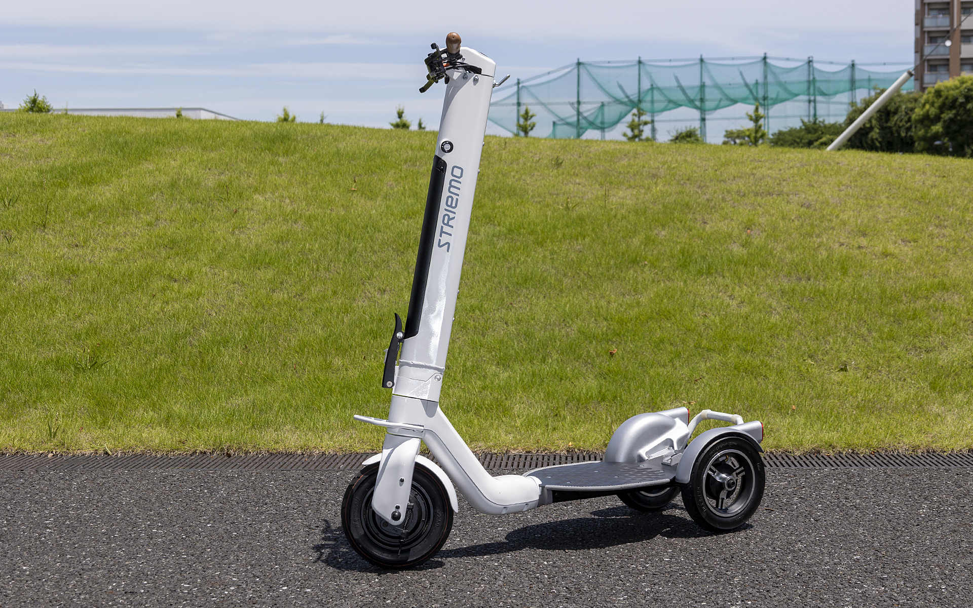 電動マイクロモビリティ「ストリーモ」。写真の車両は海外向け仕様のサンプル車のため、日本国内用市販モデルとは細部が異なる。6月13日より抽選販売申し込みが始まり、限定モデルの価格は26万円