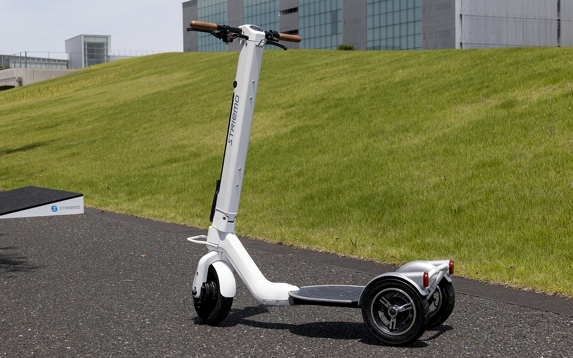 車体をロックする物理的なロック機構はないが、スマートフォンと連動でモーターにロックを掛けることができる