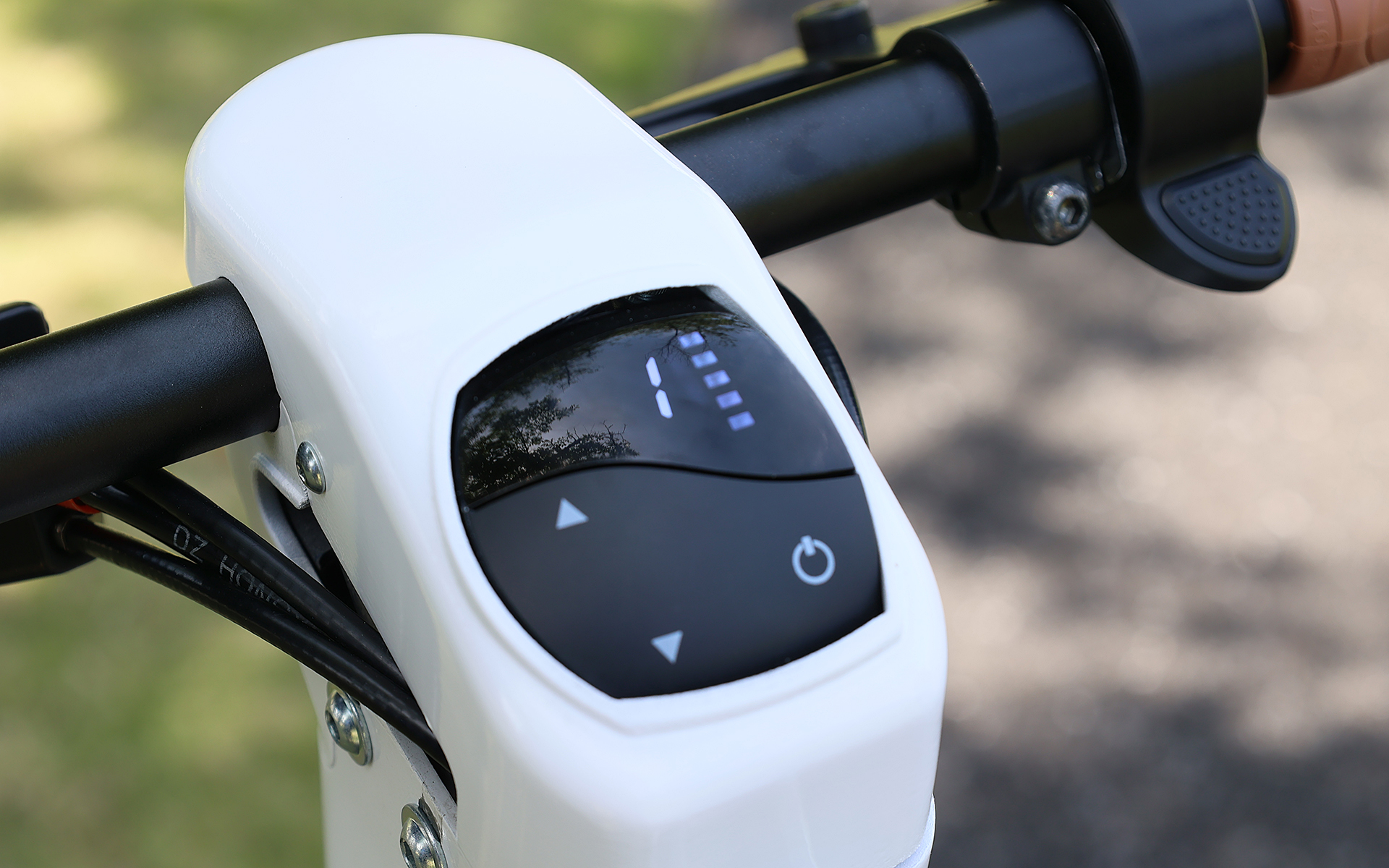 メーターまわり。日本国内用市販モデルはメーターの形状が変更されるとのこと