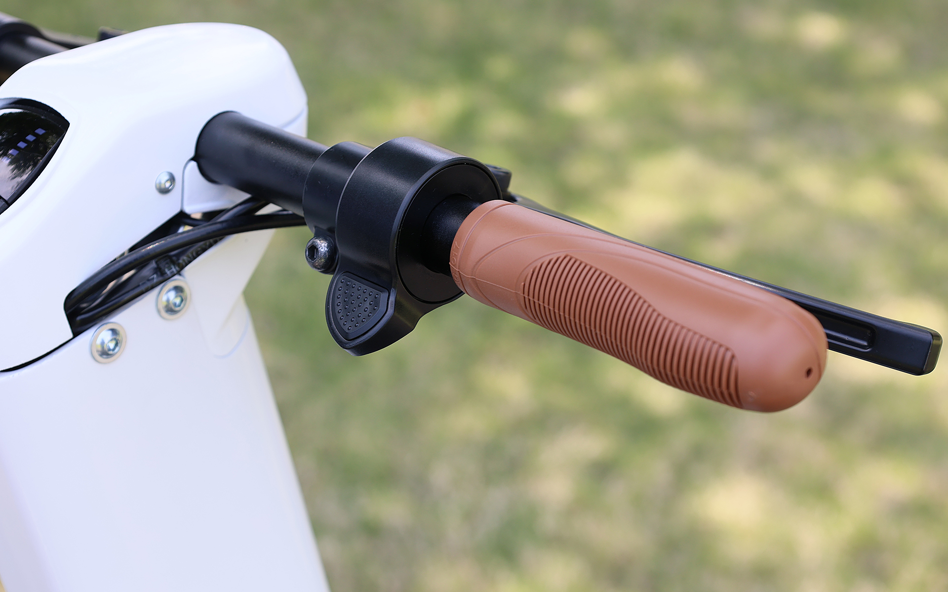 スロットルはレバーを親指で押す。2輪車のようなアクセルグリップではない。マイクロモビリティの場合、スロットルはレバー式と法規で決められているとのこと