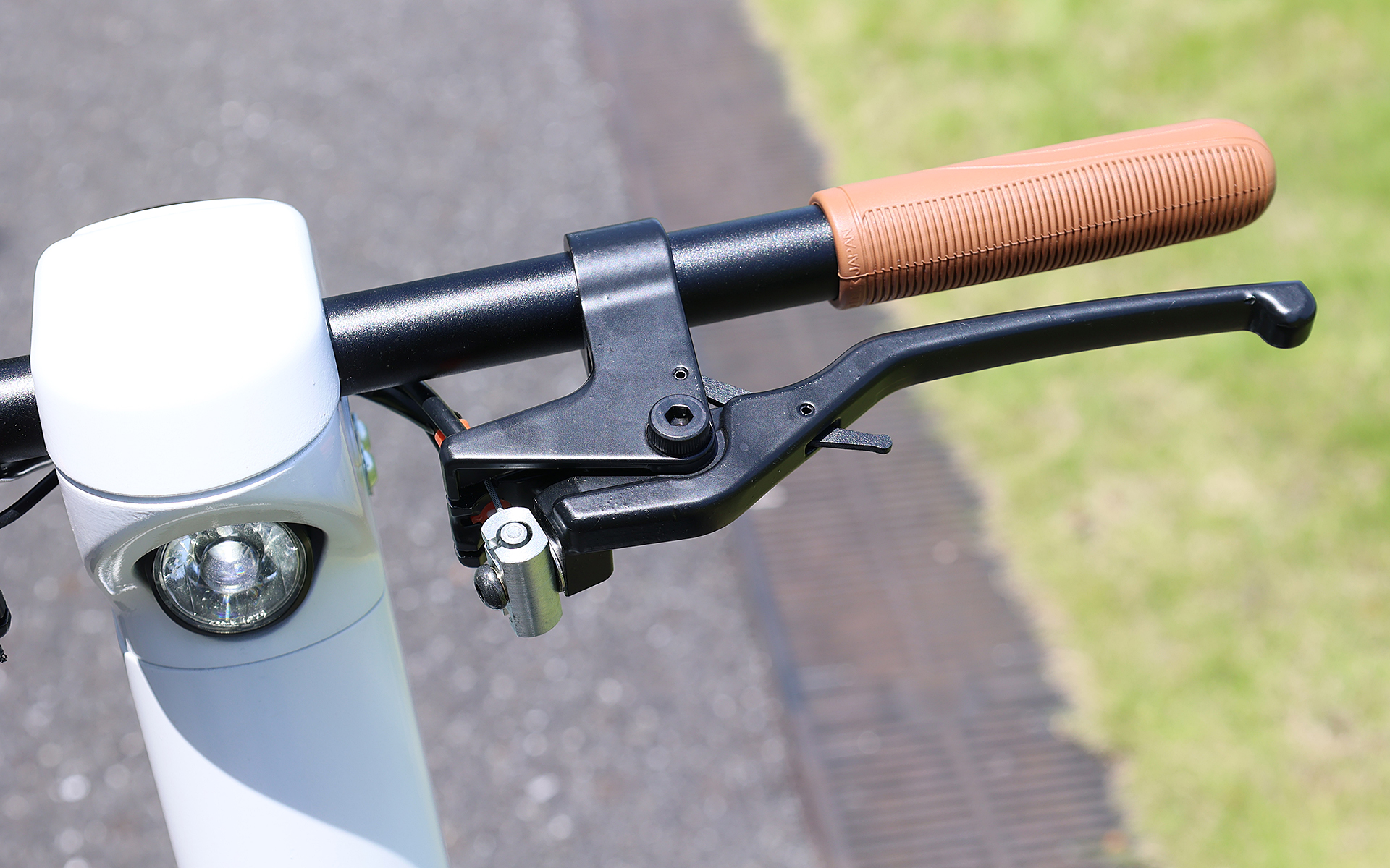 ブレーキは自転車と同じ。左ブレーキには機械式の注射用ブレーキ機構が付く。これも法規で決まっている部分