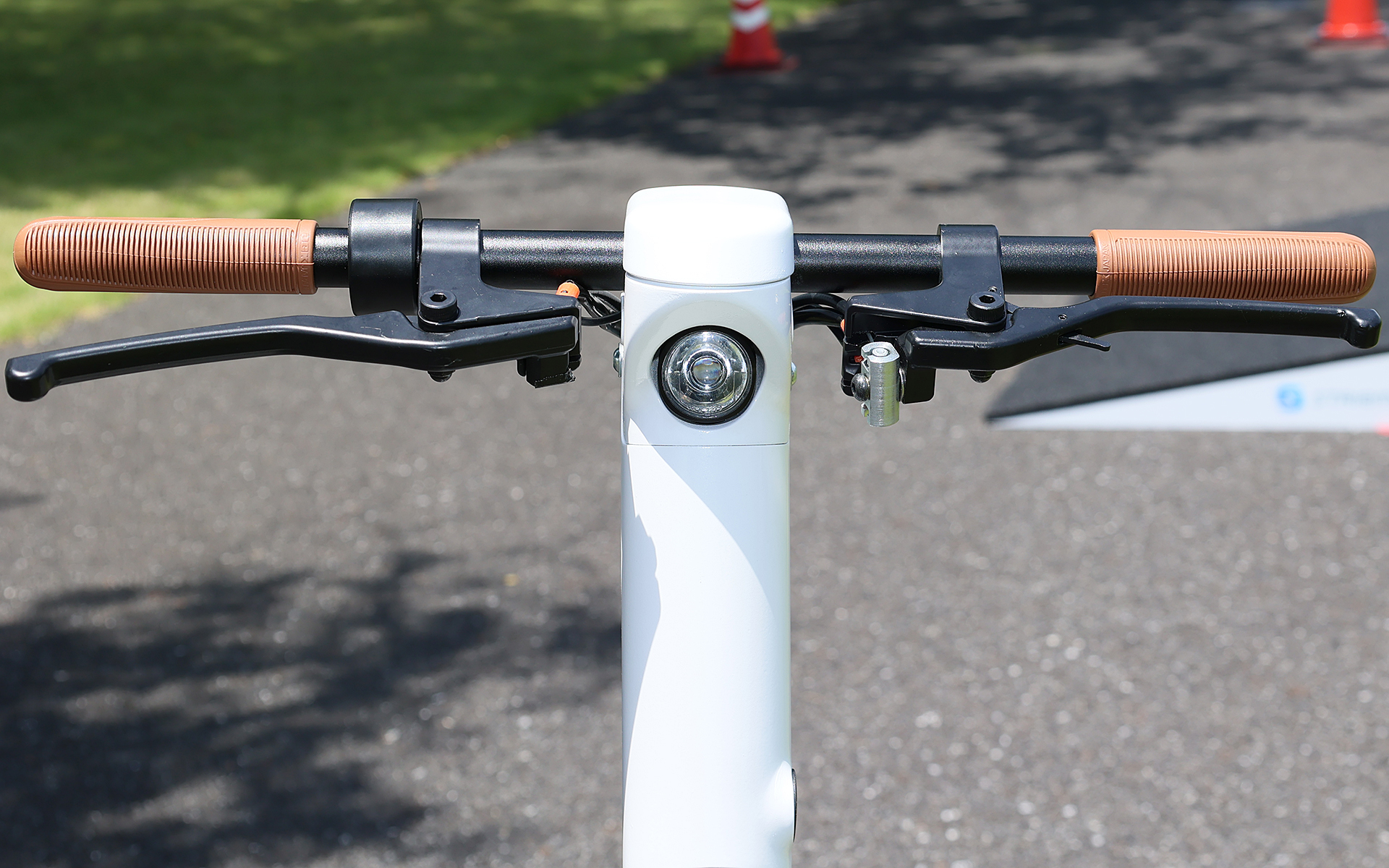 乗るには原付一種免許が必要。車体にはヘッドライト、ウインカー、ミラー、ストップランプなどが付く（現状未装備）