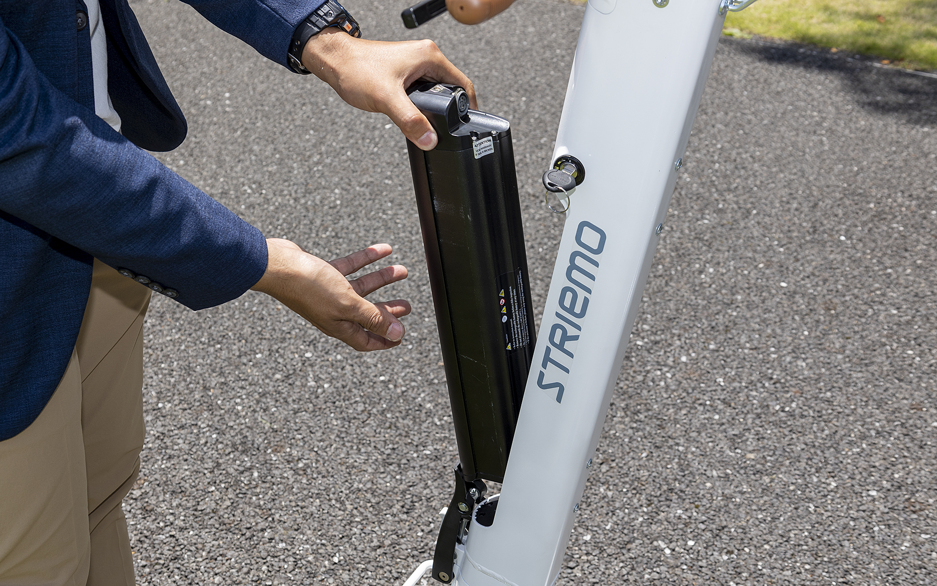 バッテリはハンドル下のフレーム部に収納される。キー付きで取り外しできるのでバッテリだけ持って部屋に入り充電できる