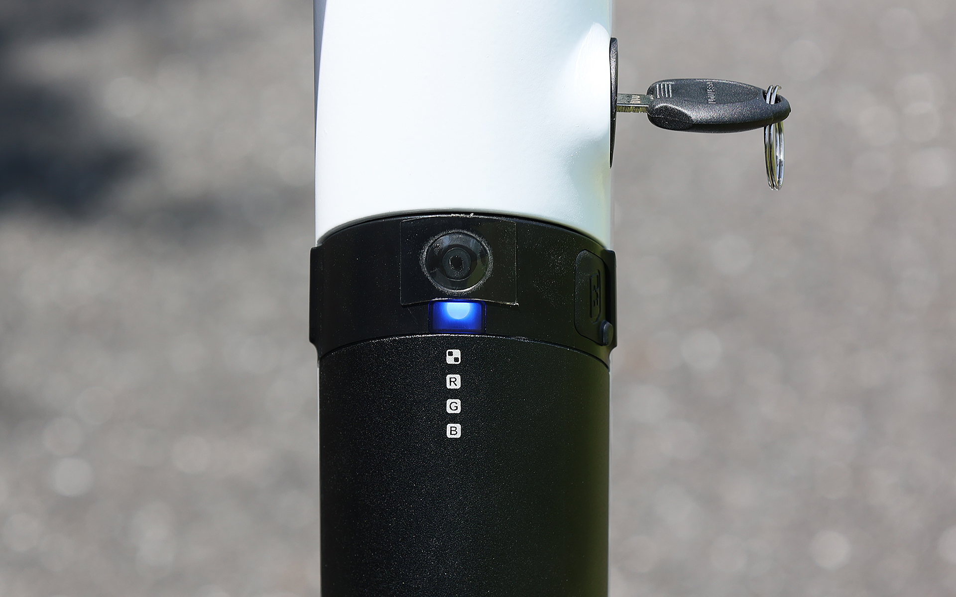 充電されているバッテリであれば青いインジケーターが点くようになっている。満充電で約30km走行が可能。この数値は定値試験でなく、自社での実際の使用に即した乗り方での計測値という