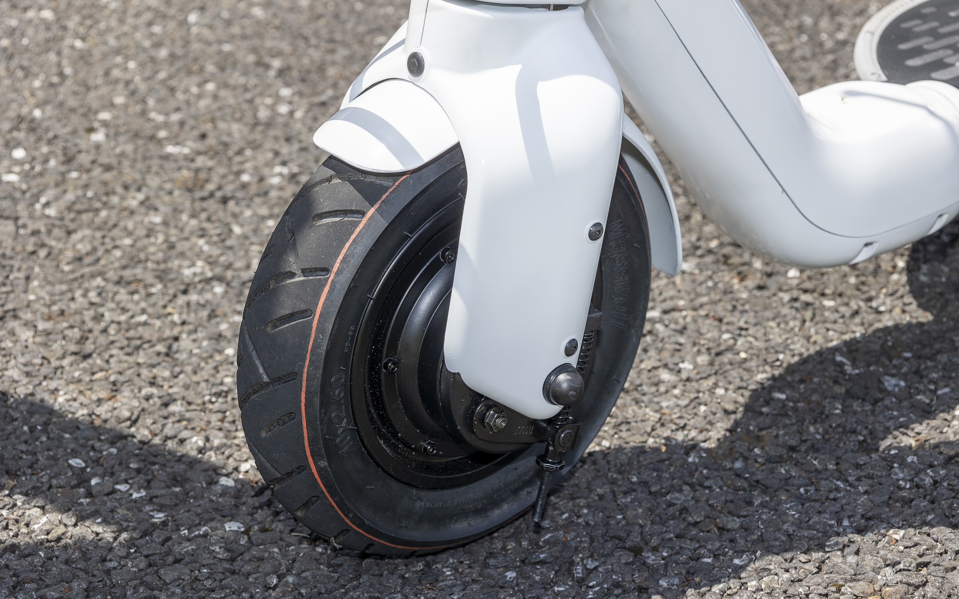 フロントホイールはモーター内蔵。ブレーキはドラム式だが、市販車はブレーキの形状も変更される（機構はドラム式のまま）