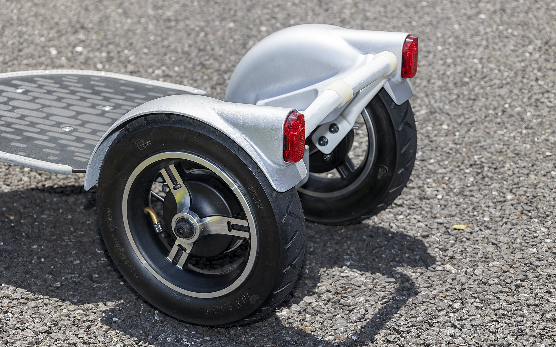 リアは2輪。前後ともサスペンション機構はないが、タイヤのエアボリュームを多く取ることでショック吸収性を持たせている