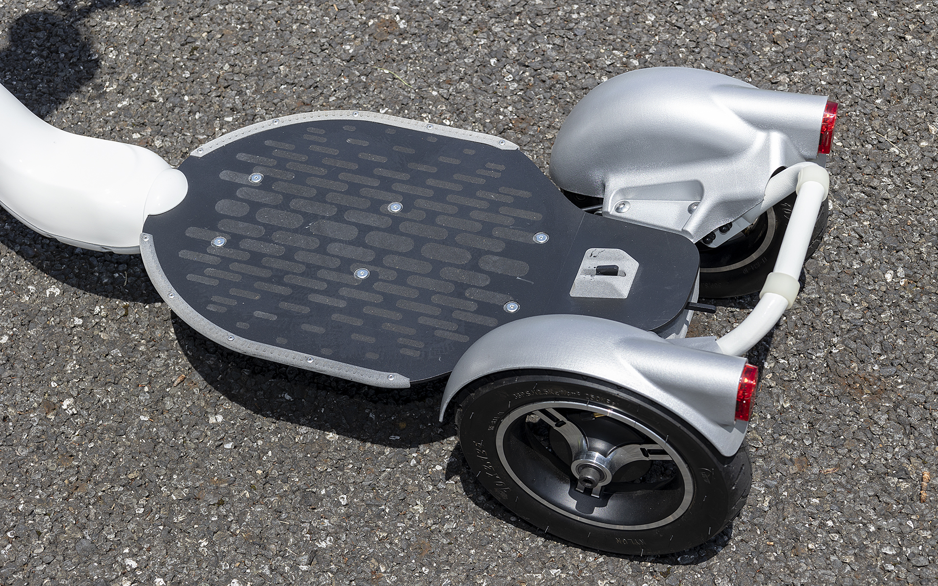 ステップ部。両足は揃えて乗る。スキーのように膝を曲げたり身体の向きを行きたい方向へ向けることで荷重を移動。ハンドルも操作する