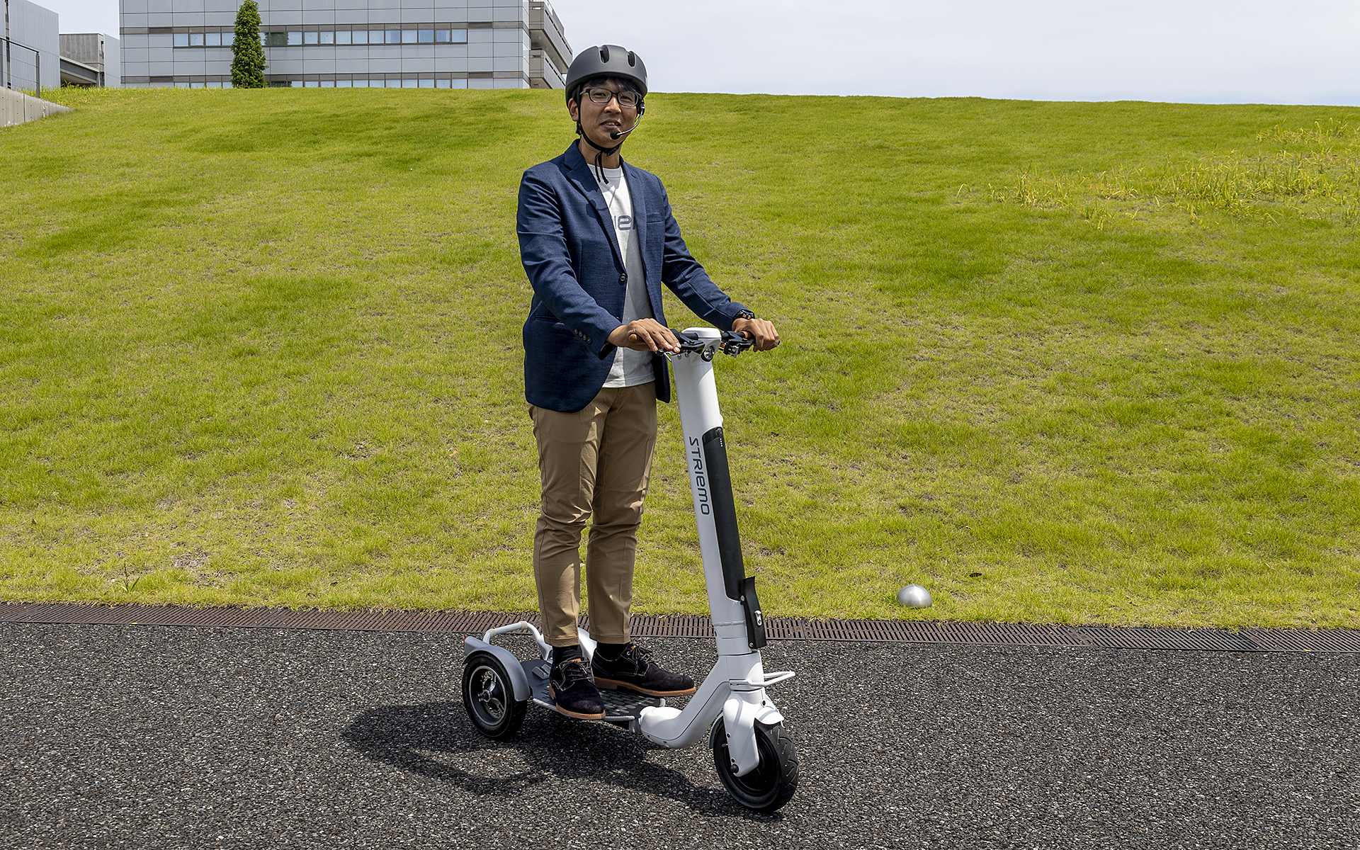 静止状態で立っても倒れないので停車時に足をつかないでもいい