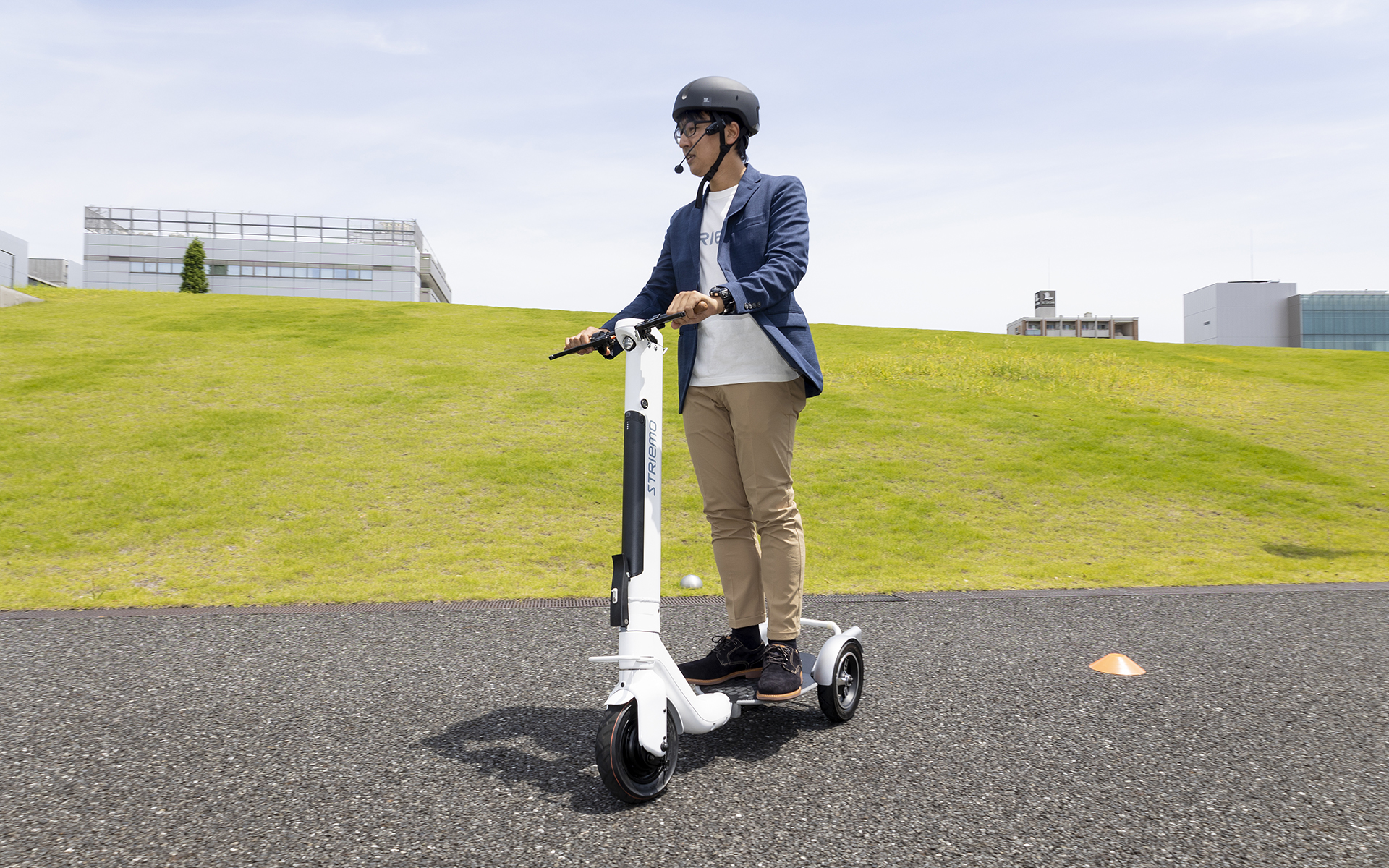 ハンドルは軽く手を添える程度。スロットルを大きく引いても唐突に加速することはないという