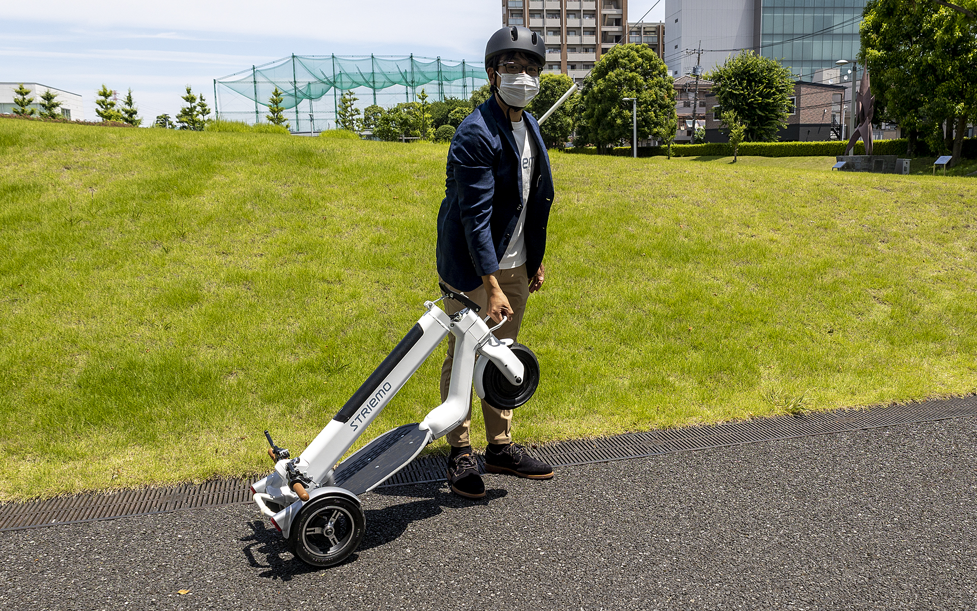 折りたたんだあとはフロント側を持って移動。リアホイールはフリーでまわる