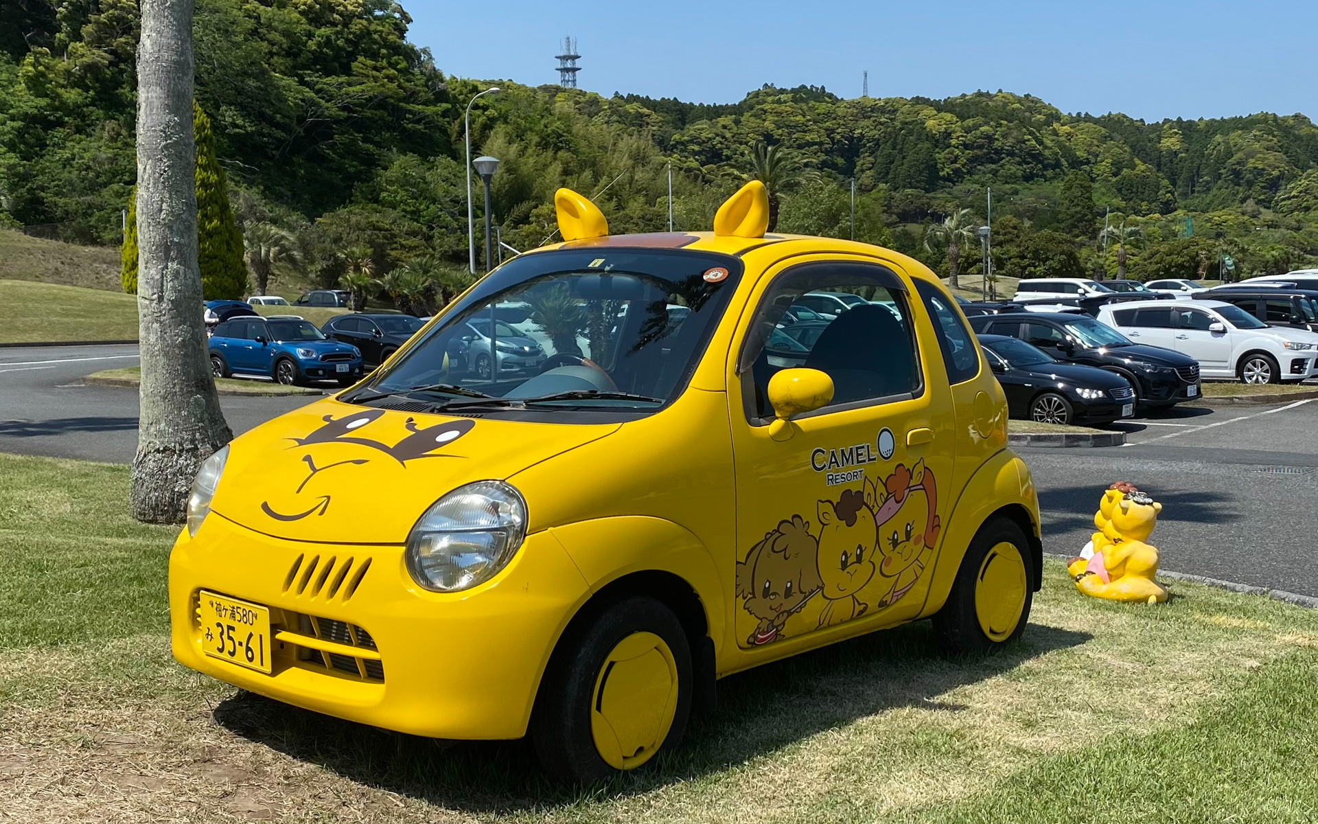 メインエントランス前に飾ってあった、キリンさん仕様になっているスズキ・ツイン。この手があったか、とつい興味津々で眺めてしまいました。キャメルゴルフ＆リゾートは託児付きゴルフにも力を入れているのですが、同時に愛犬を預けられるワンちゃん滞在ルームもあって、ファミリーや愛犬家にやさしい施設だなと感じます