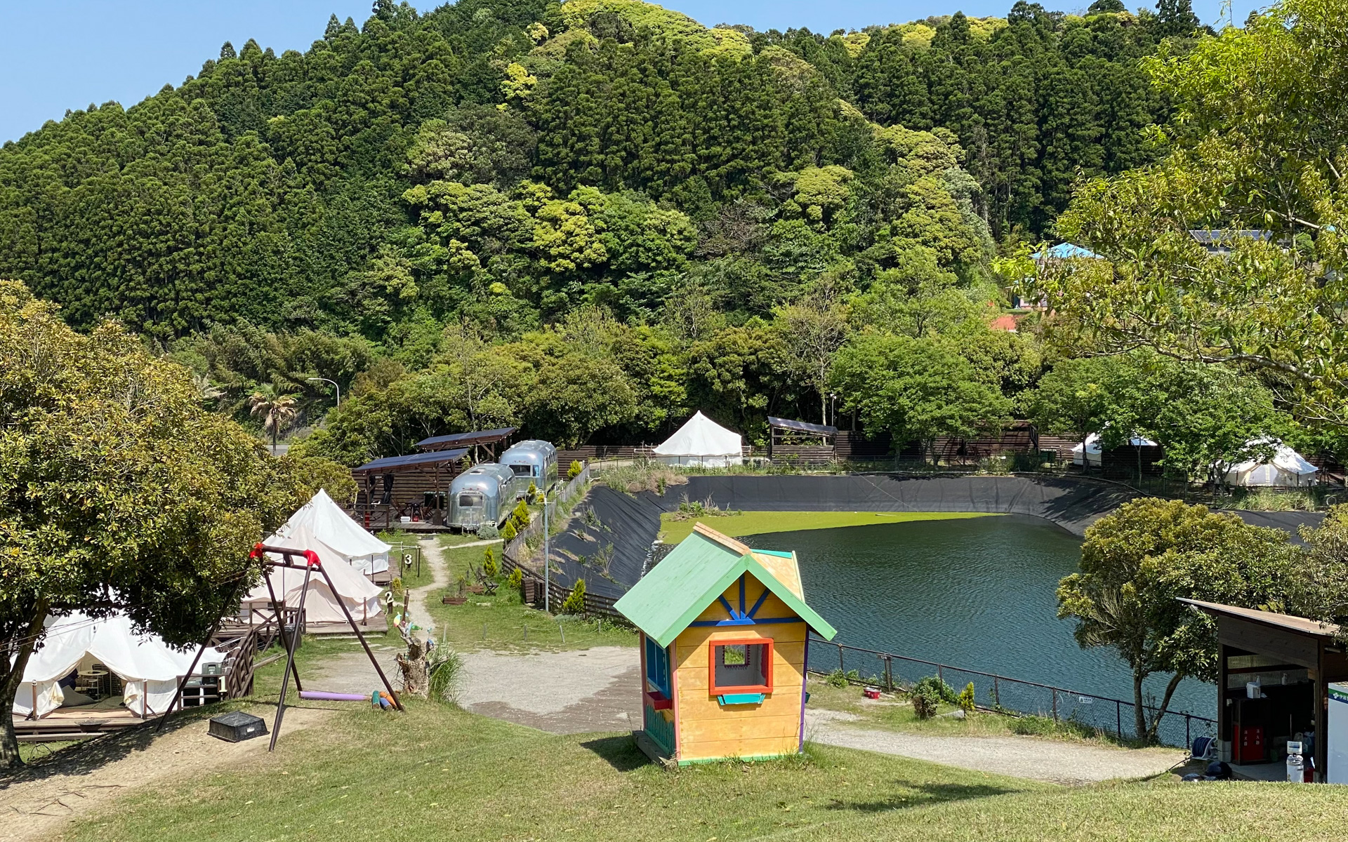 まるで異国の風景を思わせるキャンプエリアがこちら。冷暖房完備のドームテントや、キャンピングカーに泊まることもできます。とくに、展望テラス付きの展望ドームテントは、まるで宙に浮いているかのような未体験の感覚とのこと。「高いところが苦手な方、小さいお子様連れの方は通常のドームテントをご利用ください」という注意書きがリアル（笑）