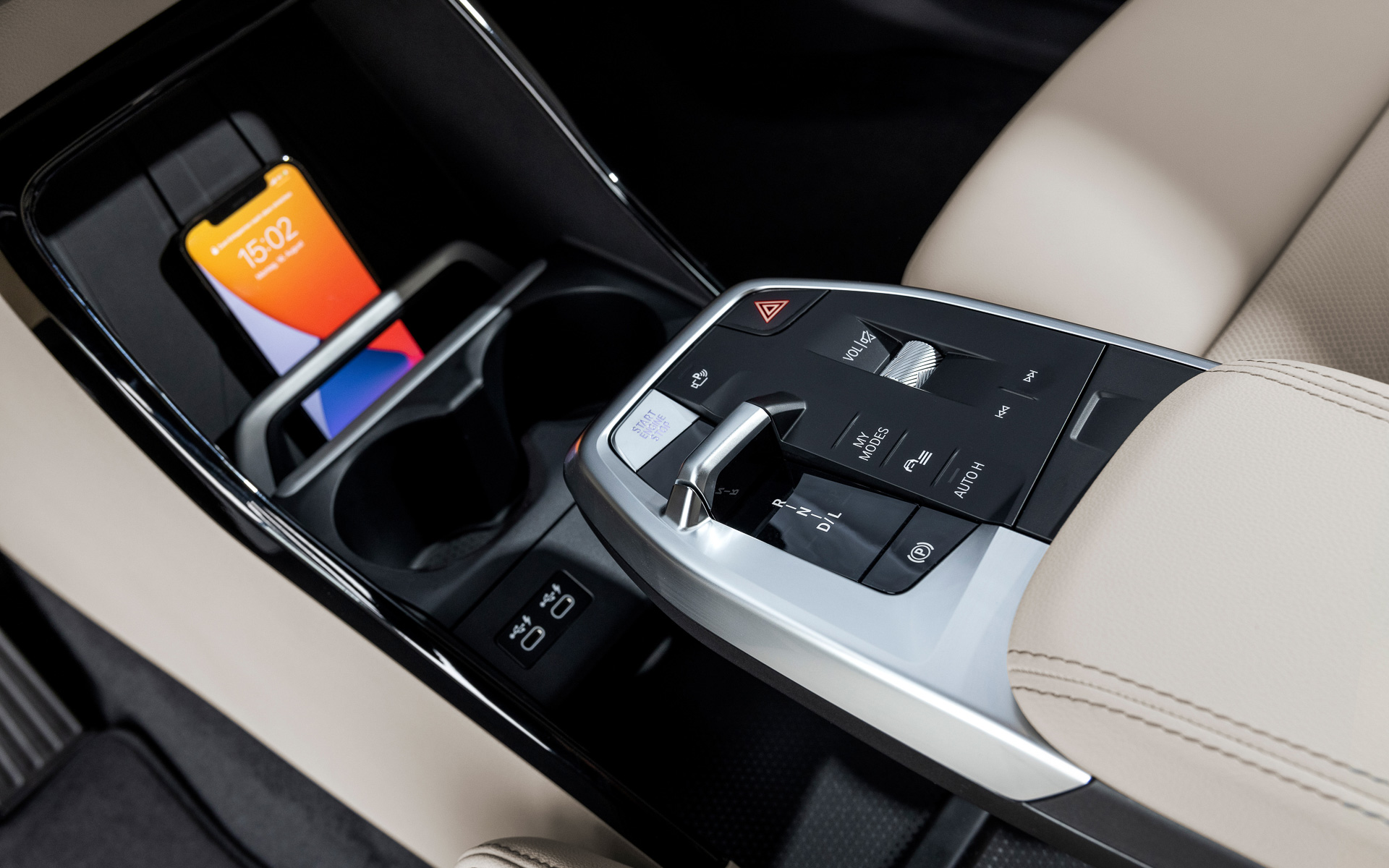 インテリアではBMWのコンパクトクラスとして初の「BMWカーブド・ディスプレイ」を採用