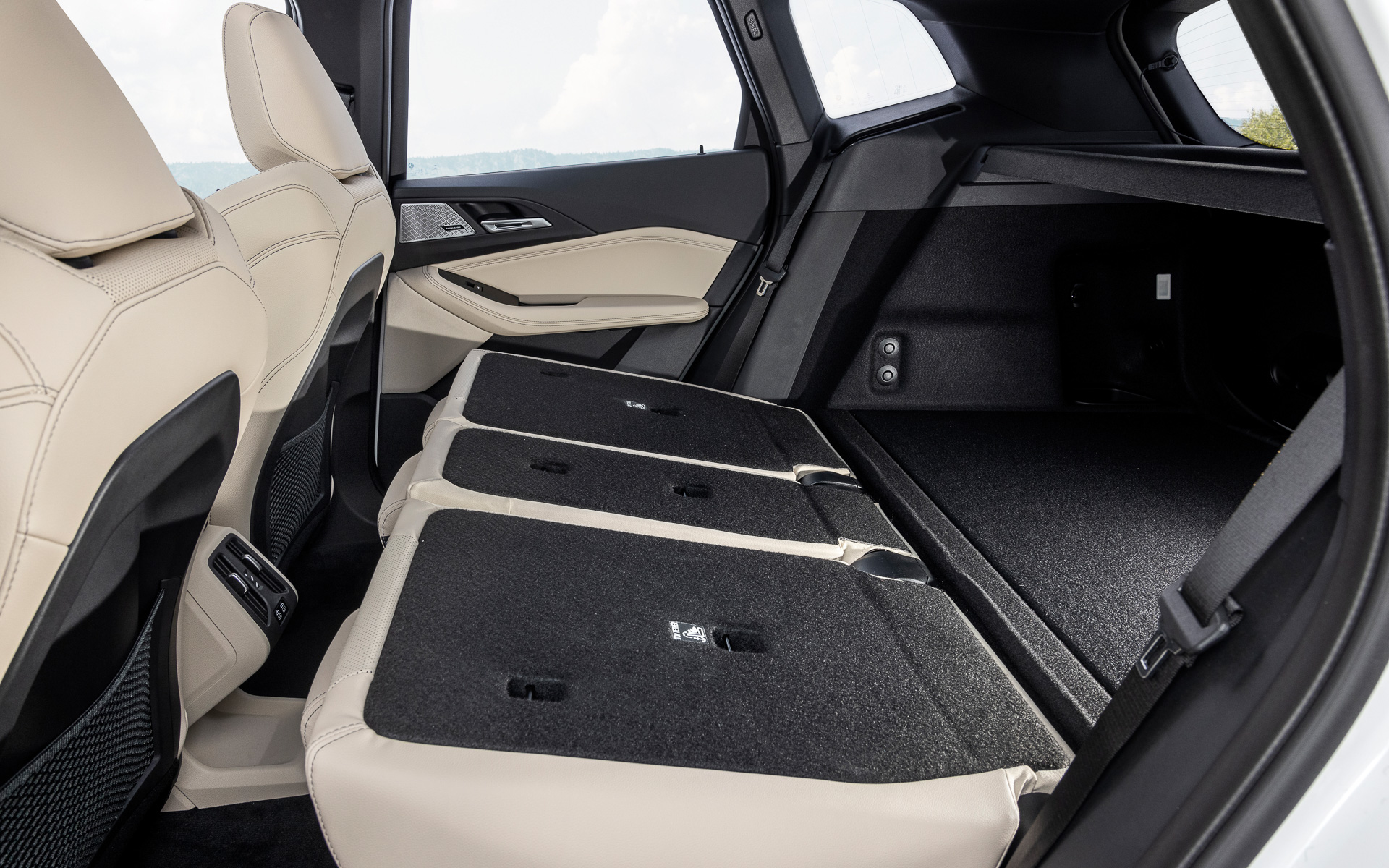 後席は40：20：40分割可倒シートを採用。スライド機能が備わるとともに、前に出さなくても背もたれを直角にすることも可能になっている