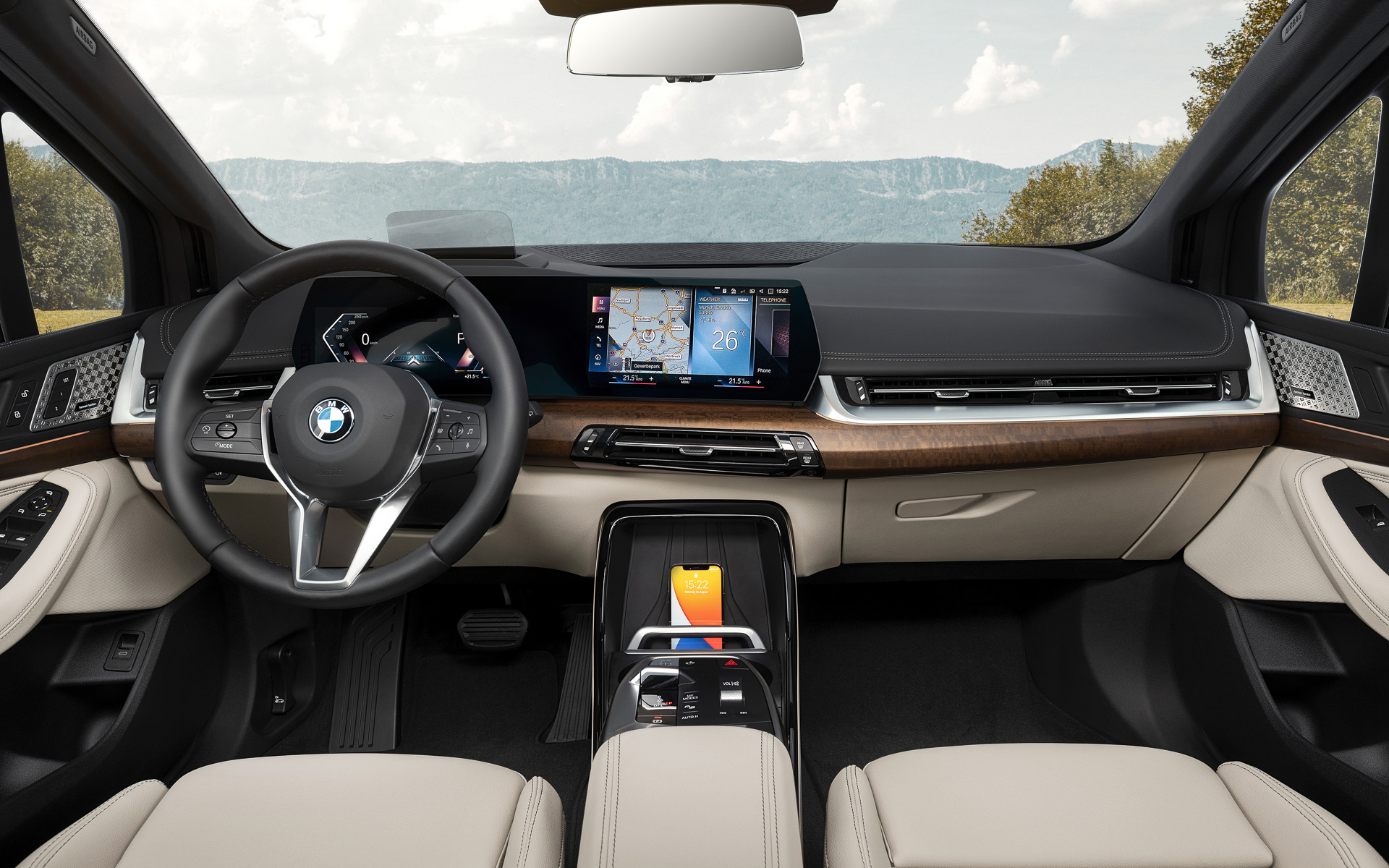 インテリアではBMWのコンパクトクラスとして初の「BMWカーブド・ディスプレイ」を採用