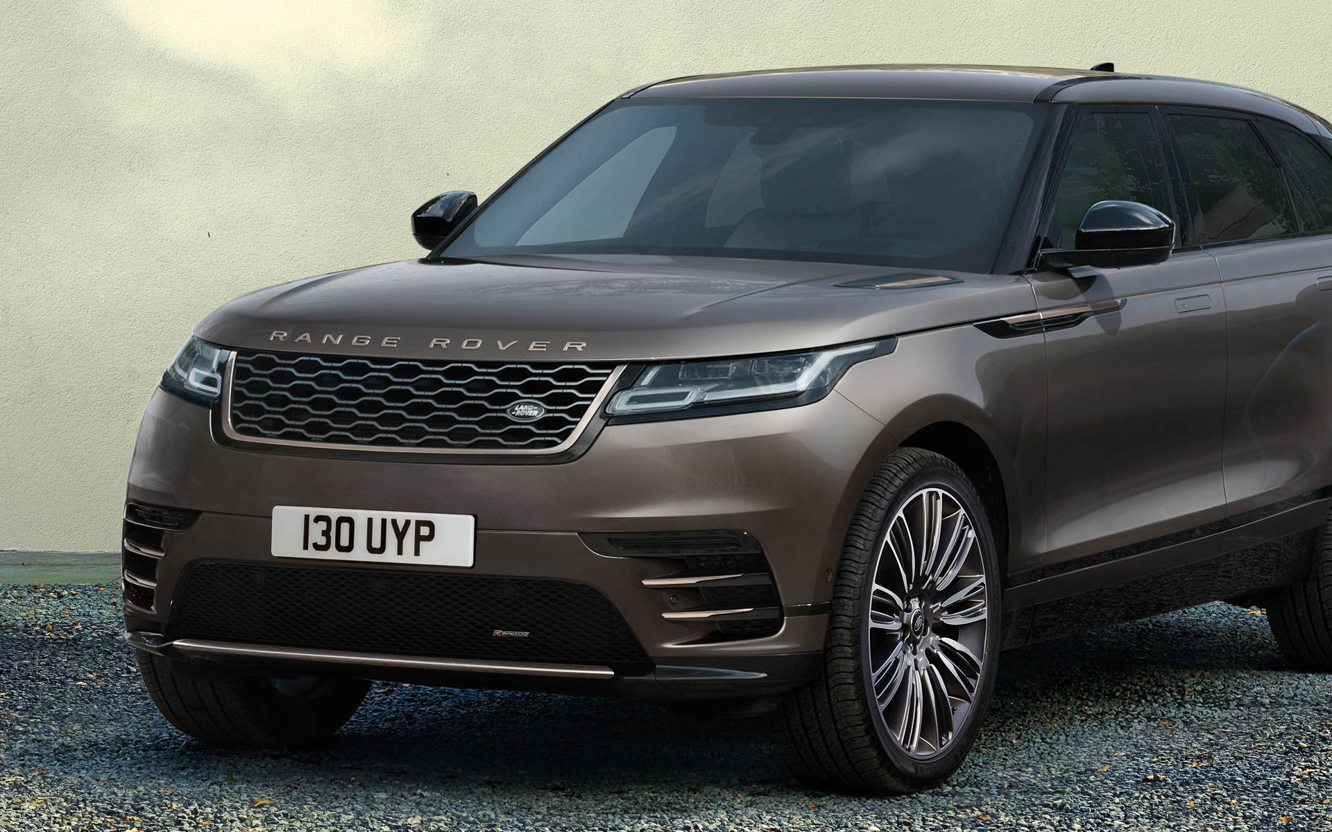 ゴールドを外観のアクセントとして用いたほか、22インチアロイホイールやマトリクスヘッドライトを装着