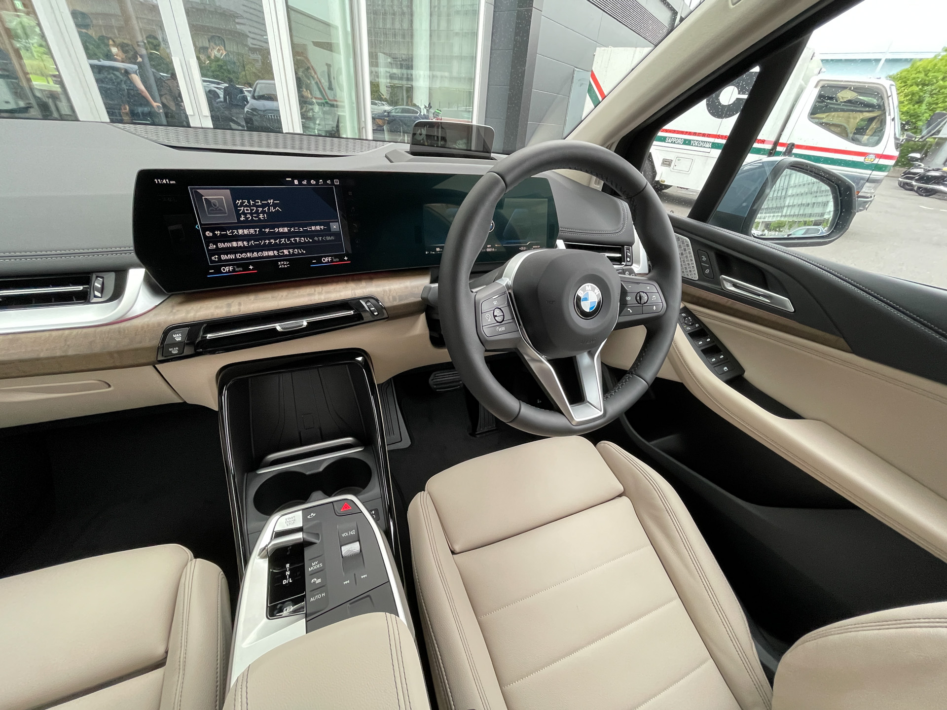 インテリアはBMWコンパクトクラス初となるBMWカーブド・ディスプレイが採用された