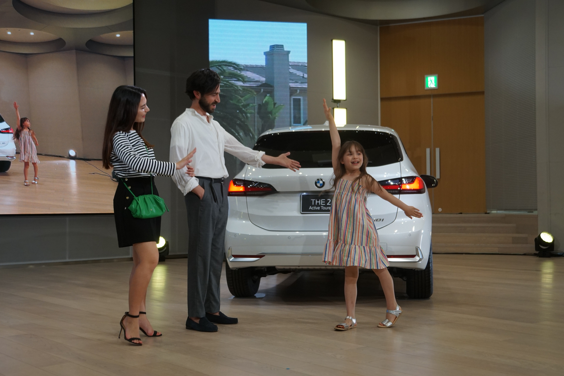 新型2シリーズ アクティブ ツアラーの利用シーンを説明するプレゼンテーション