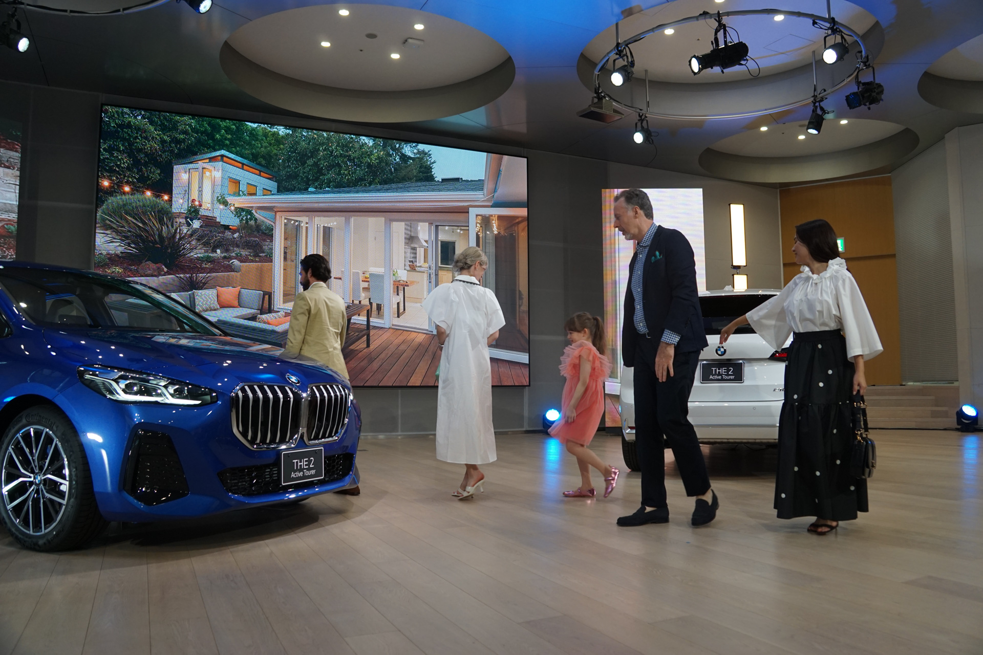 新型2シリーズ アクティブ ツアラーの利用シーンを説明するプレゼンテーション