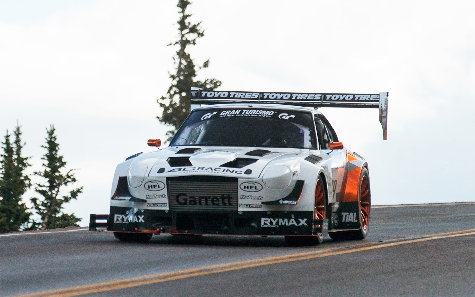 トーヨータイヤは、ケン・ブロック選手など「パイクスピーク・インターナショナル・ヒルクライム」に参戦する選手をタイヤでサポートする。写真は前回レースの様子