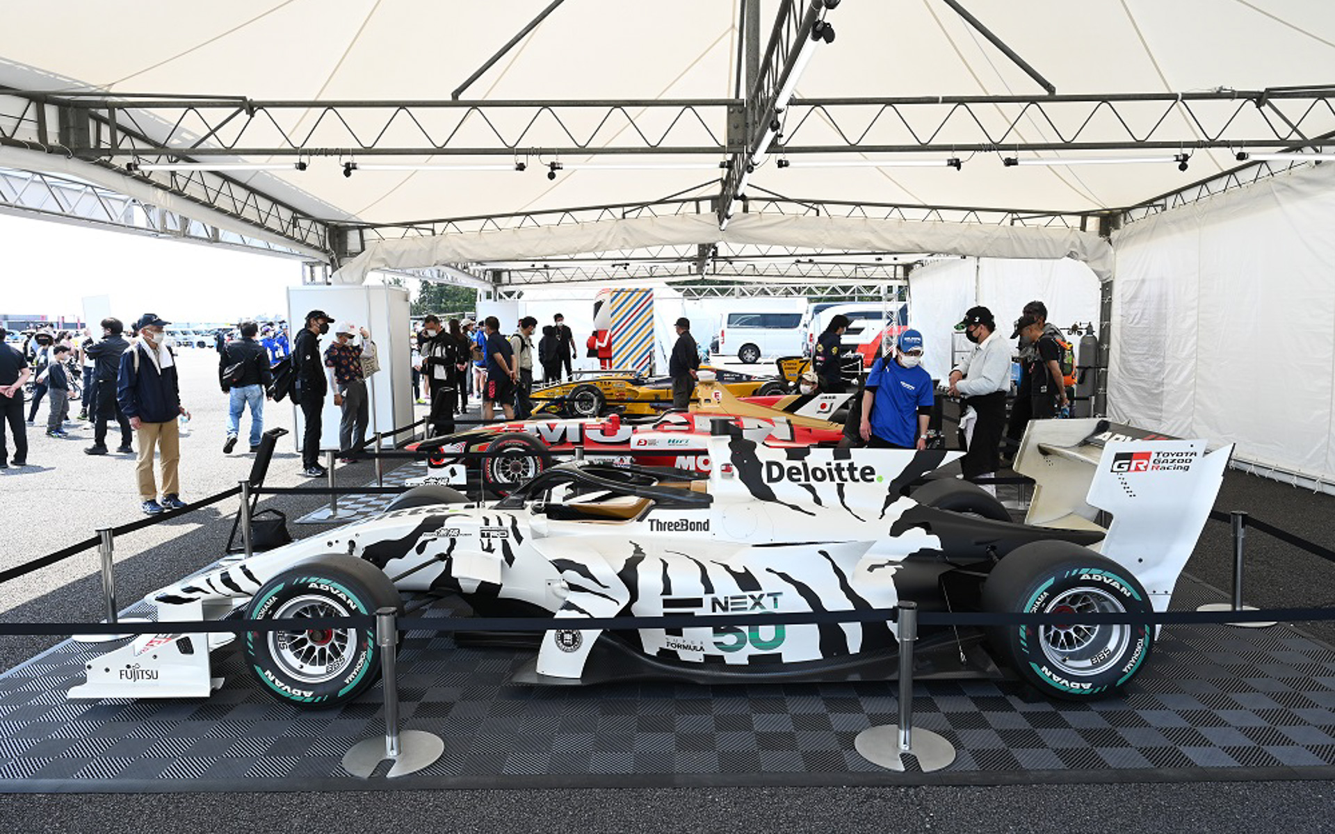 本物のフォーミュラマシンを間近で見ることができる