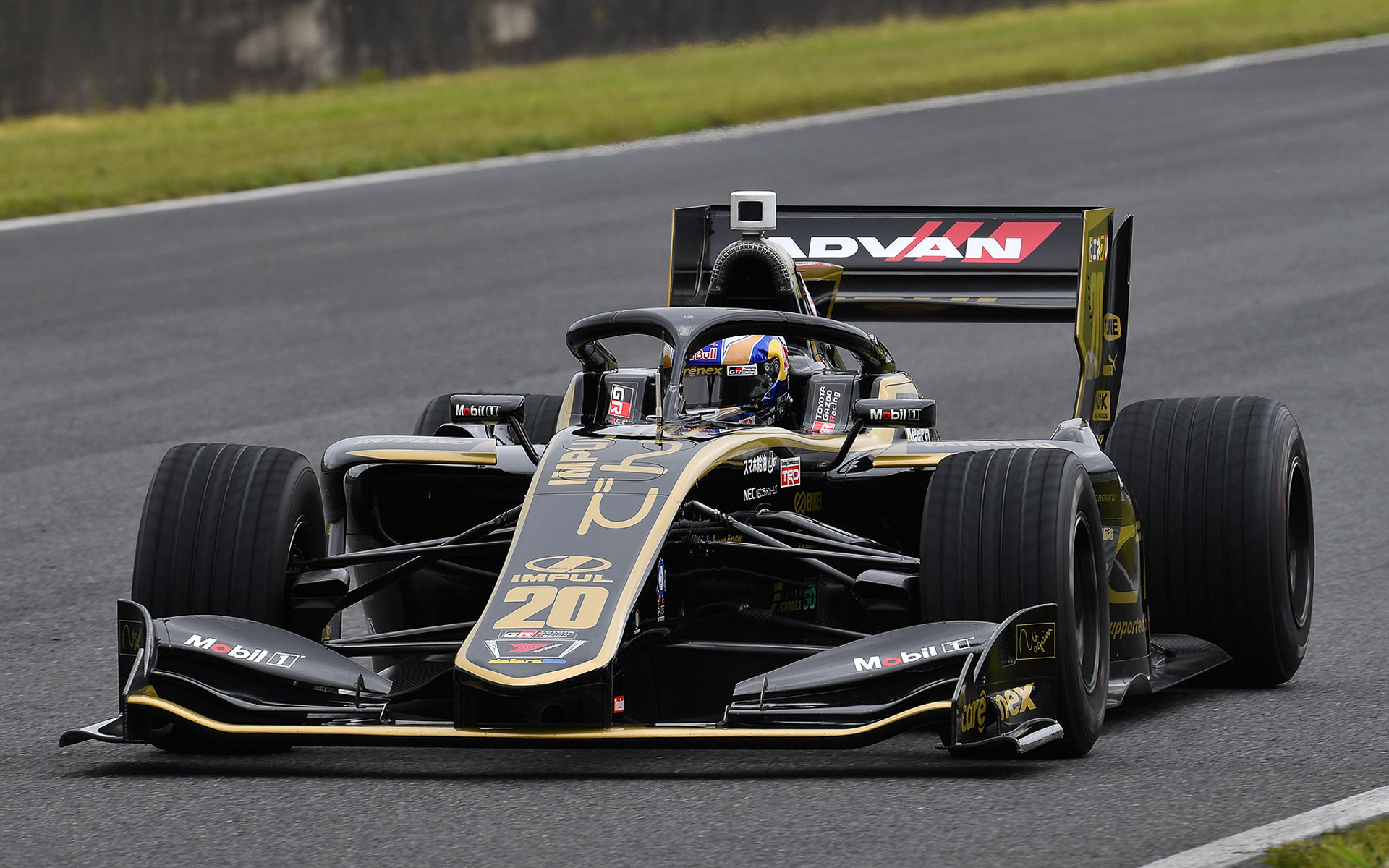 20号車は2022年ル・マン24時間耐久レースでチャンピオンを獲得した平手亮選手