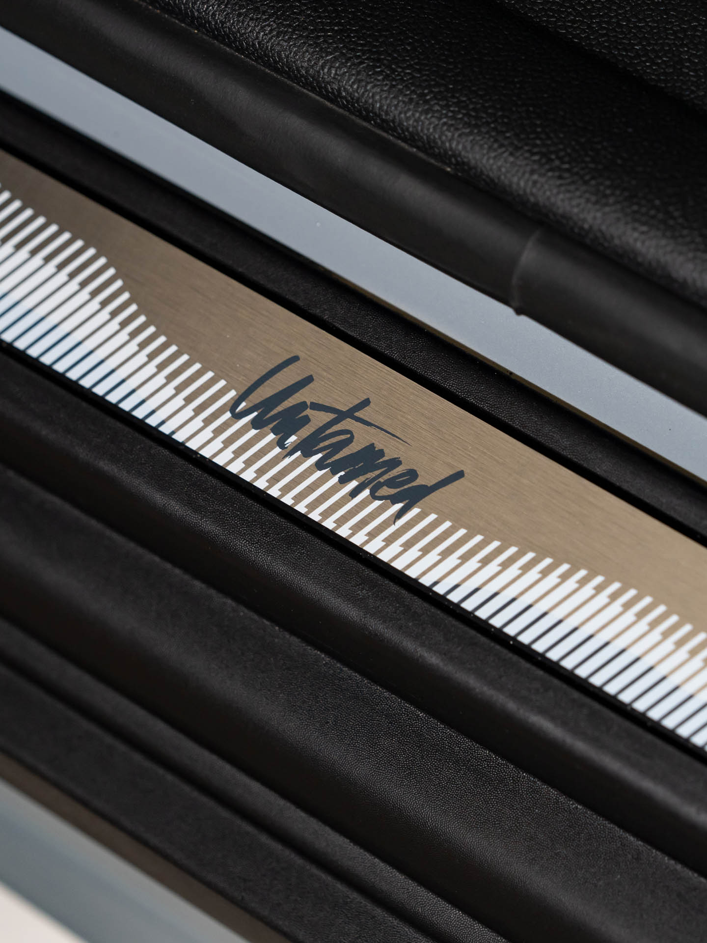 車内にも随所にUntamedのロゴがあしらわれる