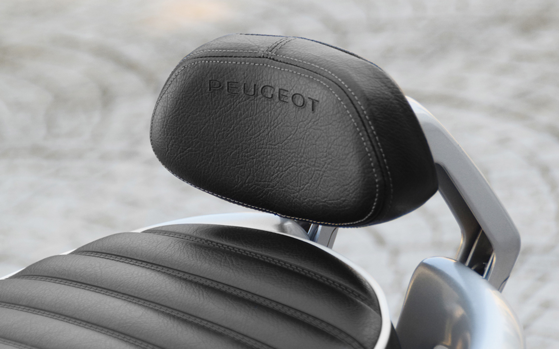 タンデムライダーの快適性と安心感を高めるバックレスト。型押しされた「PEUGEOT」ロゴにより高級感を演出。単品オプション価格2万1890円
