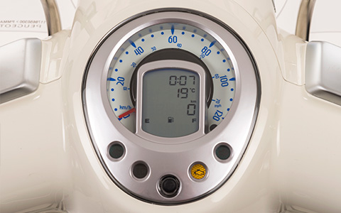 レトロスタイルの大型アナログスピードメーターと、多彩な情報を表示するデジタルディスプレイを装備。デジタルディスプレイには、メンテナンスインジケーター、時刻、外気温、トリップ＆オドメーターが表示される