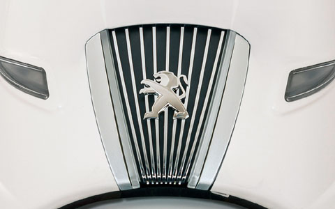 2020年から一部のモデルに採用されている新デザインのフロントグリル。フロントカウルのライオンマーク周辺に四輪車を思わせる装飾が施すことで、ジャンゴの品格をさらに高めている