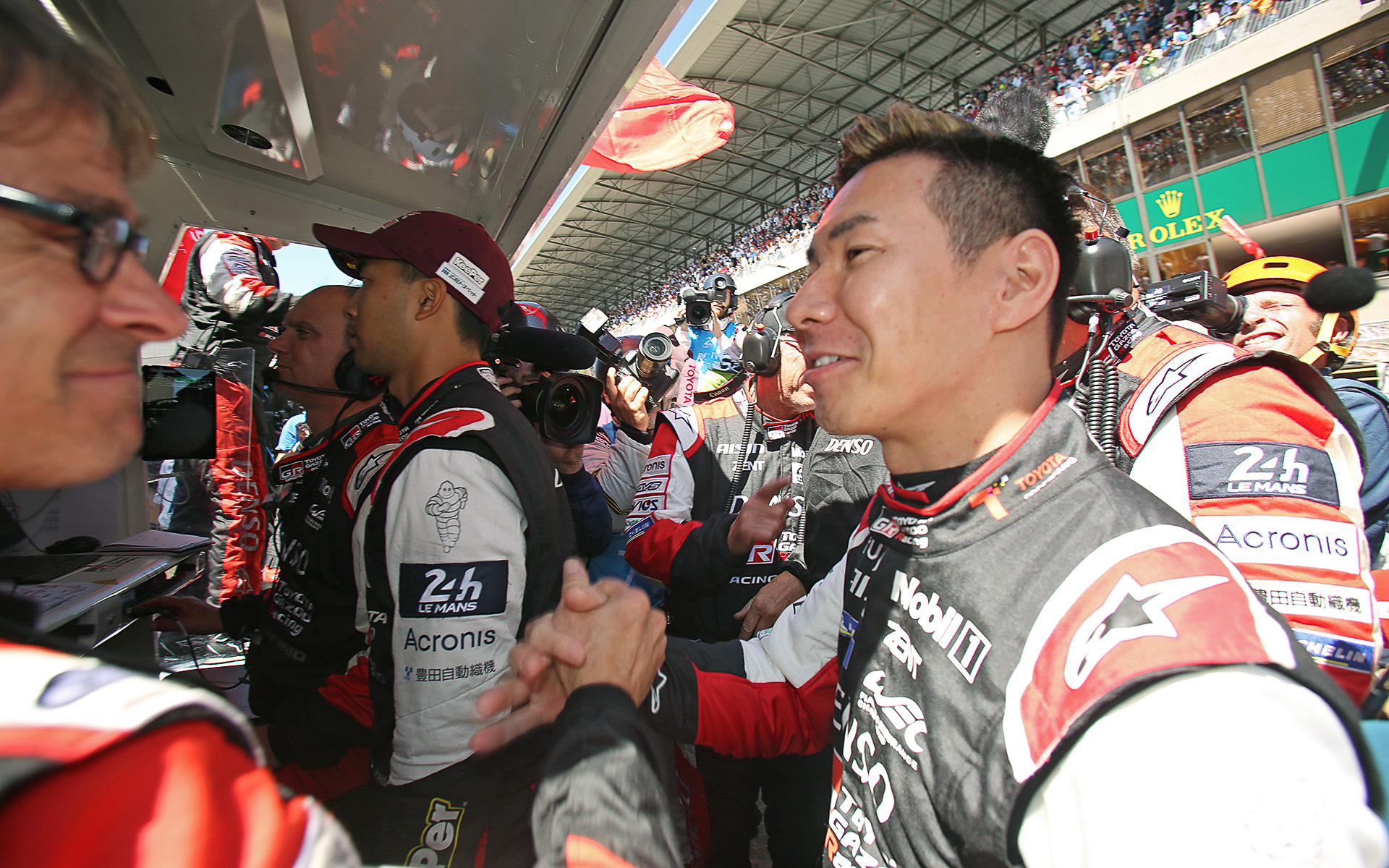 ワンツーフィニッシュをよろこぶ小林可夢偉選手