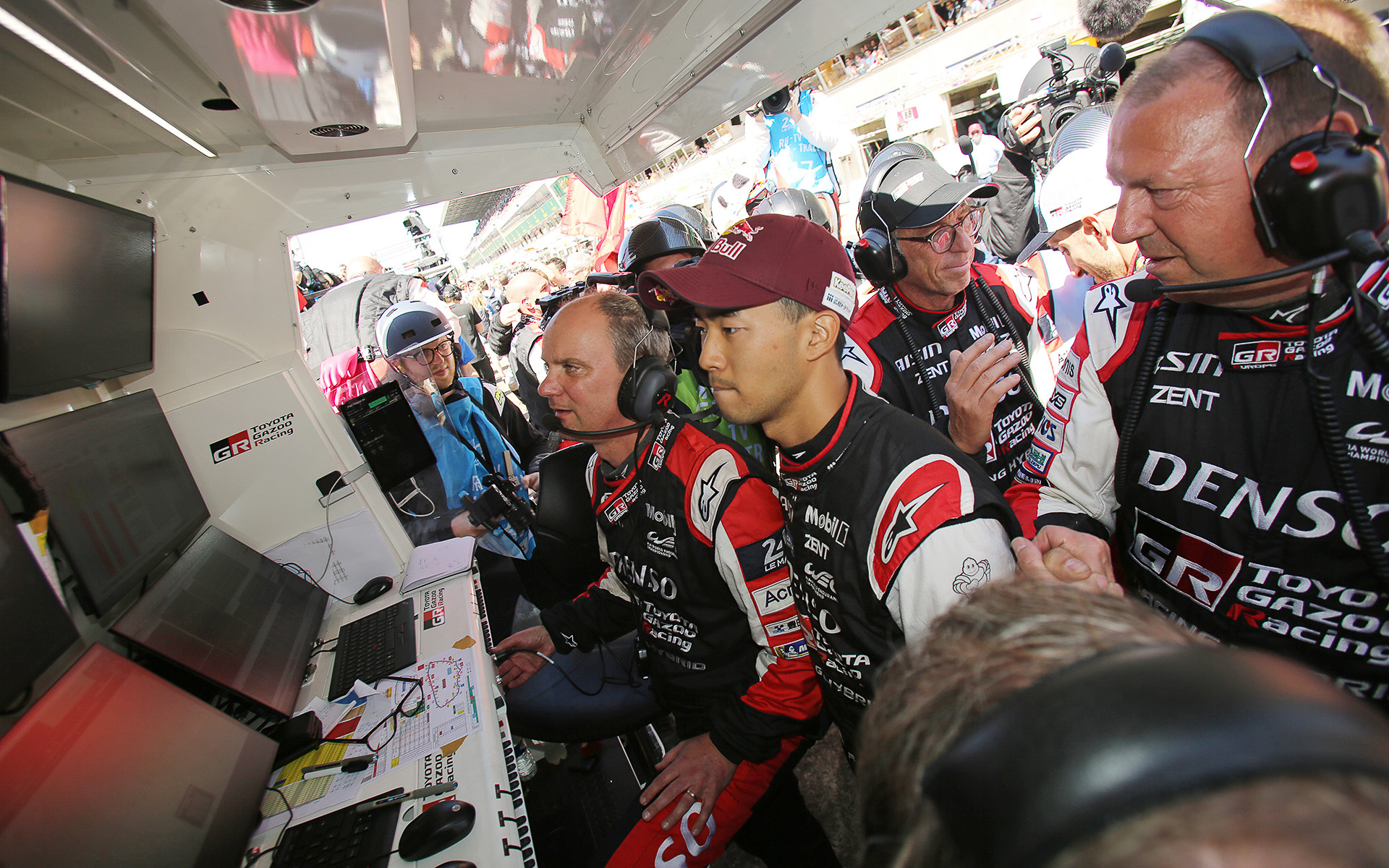 8号車のゴールを見守る平川選手