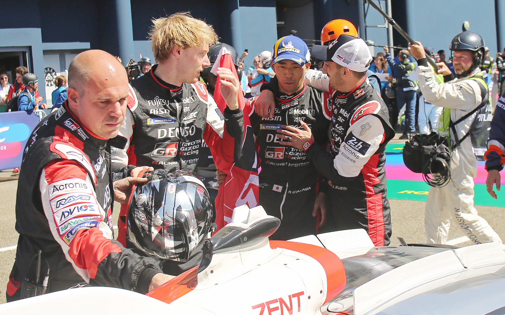 チームメイトの祝福を受ける平川選手