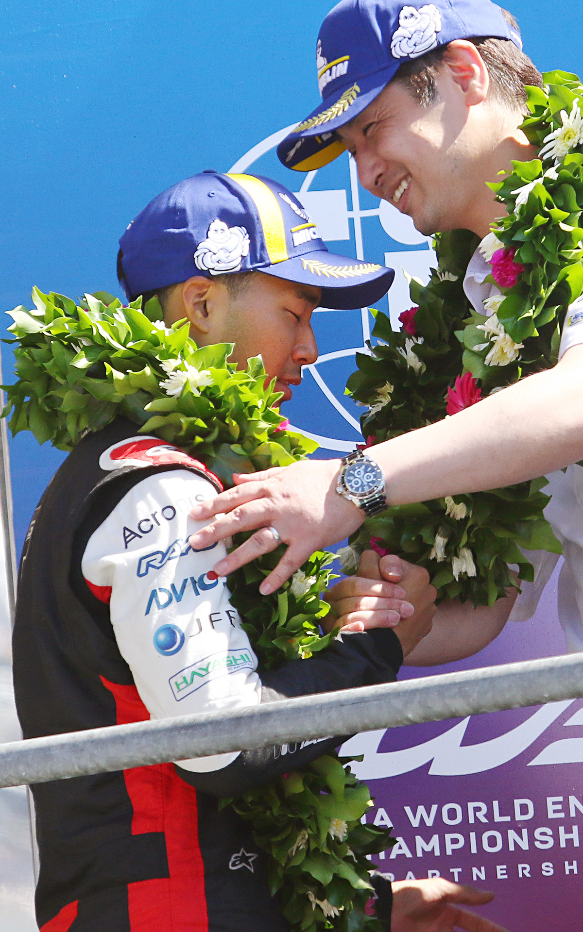 GAZOO Racing Companyでマシン開発を行なう加地雅哉氏（右）と握手